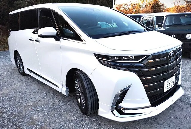 最上級ミニバンを“代車”で体験――40系アルファード Zグレードがレンタカーに登場！パール・モデリスタ・6AA-AAHH45W