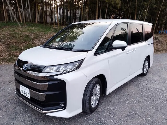 「新型ノア ハイブリッド 令和5年式がKBS勝田レンタカーに登場｜保険特約代車対応・横浜市都筑区」