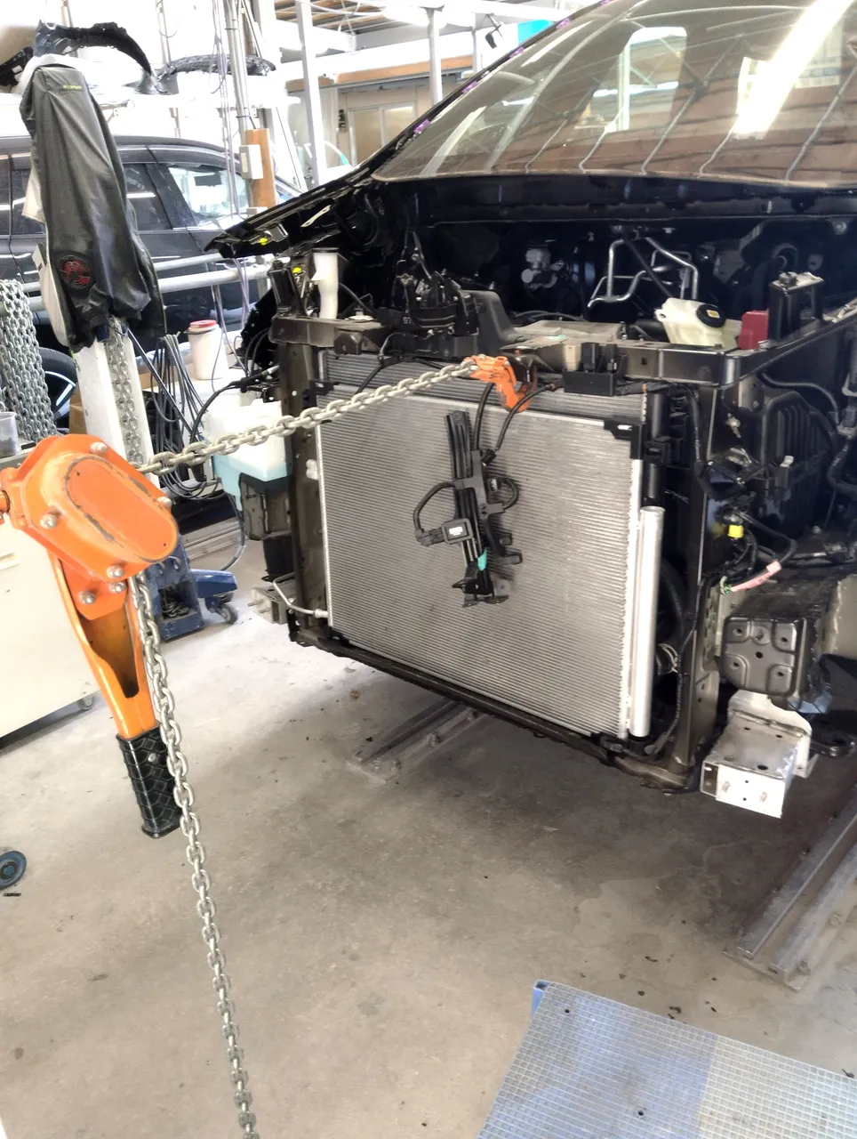 フレーム修正機で骨格から整える板金作業の様子