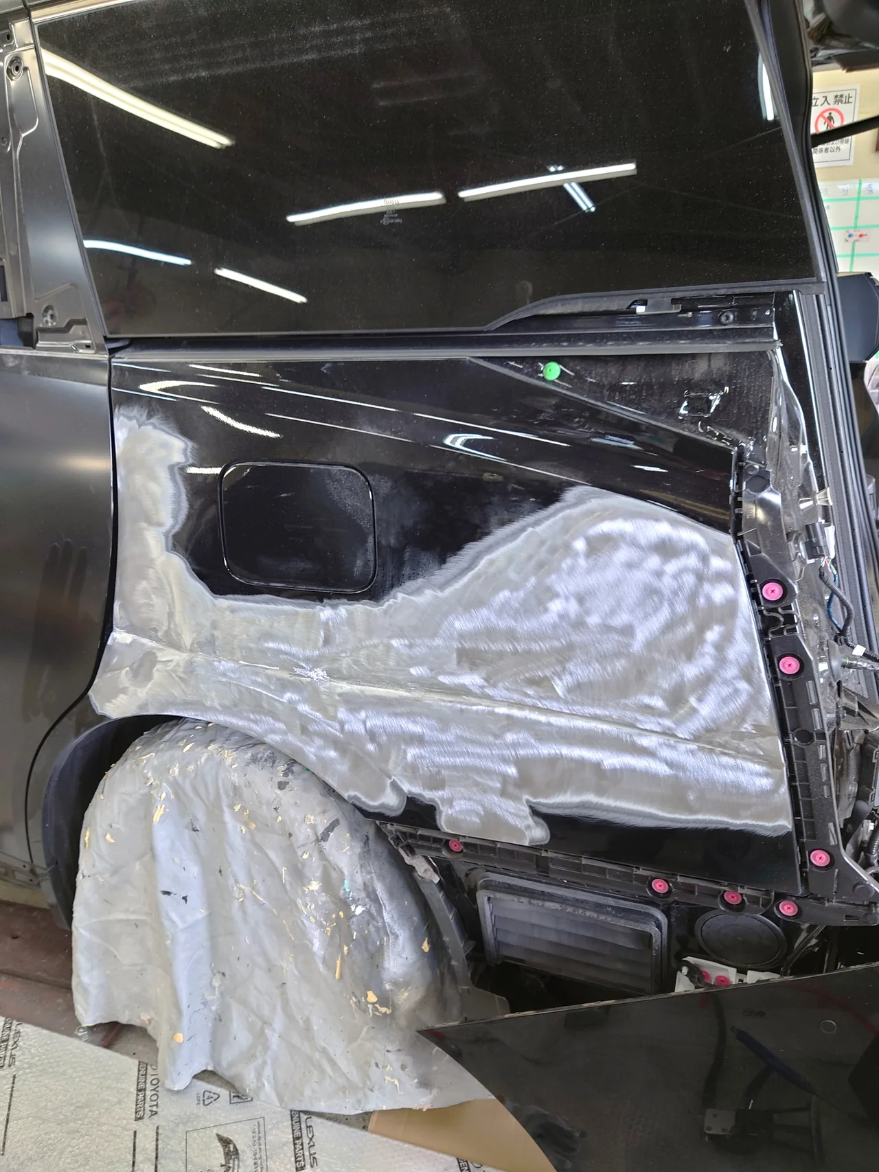 引き出し用の金具をパネルに溶接し、専用工具で引いているところ