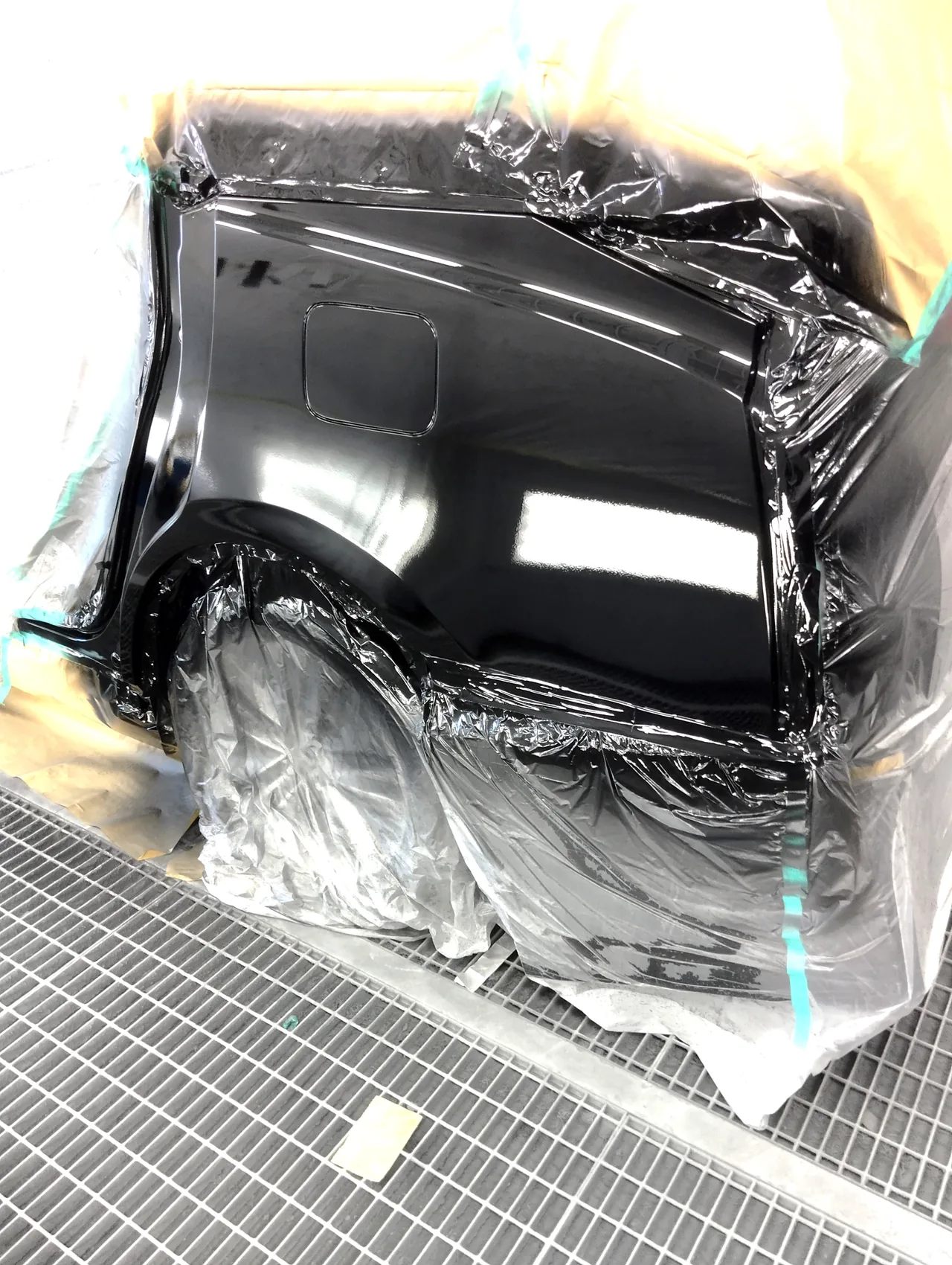 塗装ブースの中で塗り上がった左スライドドア