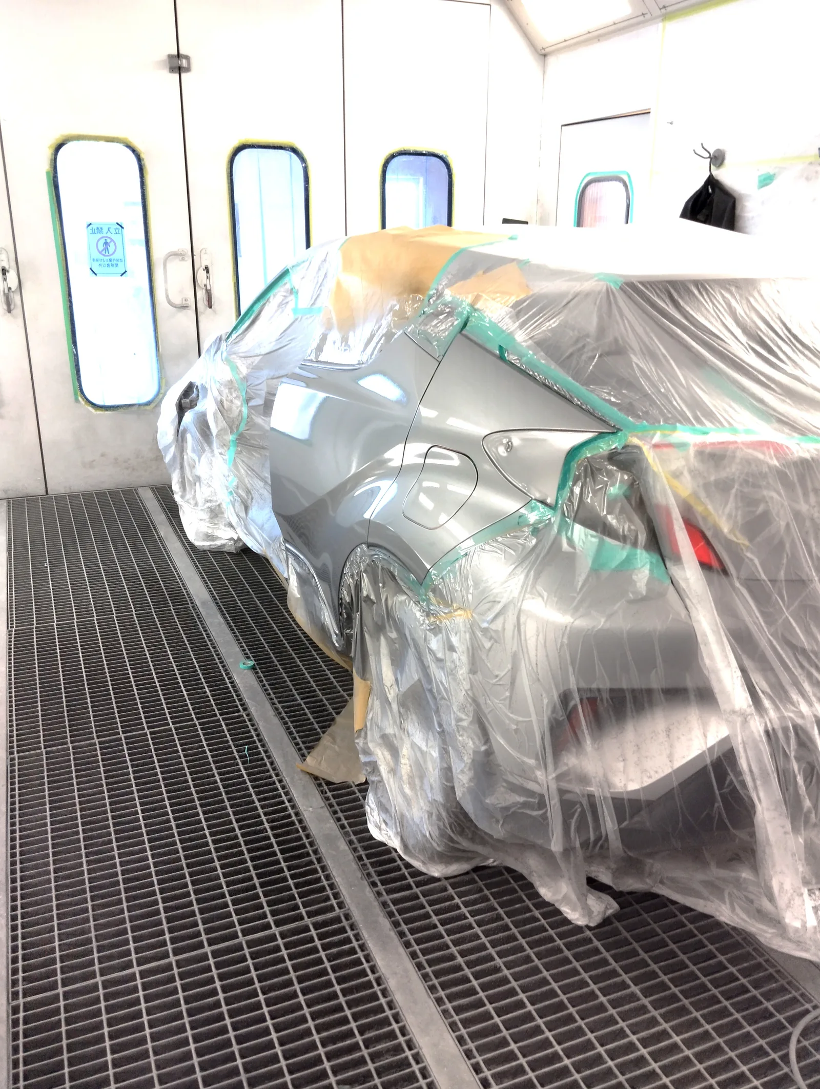 塗装ブースの中で、左リヤクオーターを塗り上げたC-HR