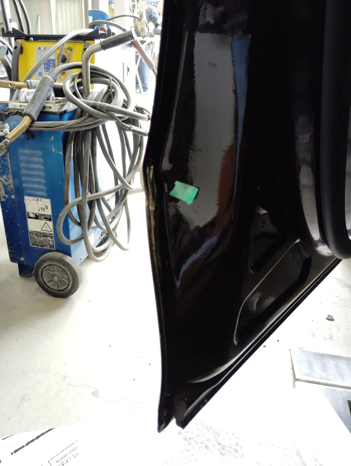 車体から取り外した左側のドア。単体にして作業台へ運んだ状態