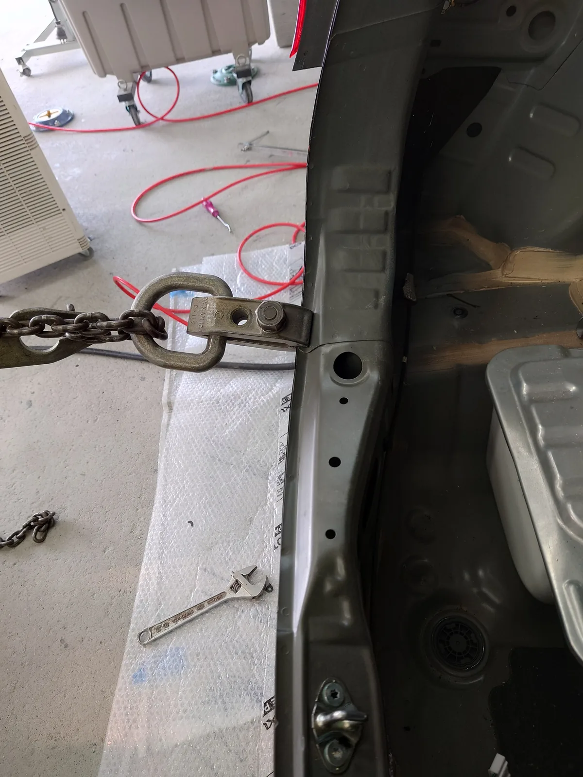 ホンダフィットバックドア取り外し。フィットリヤエンドパネル損傷確認の状態