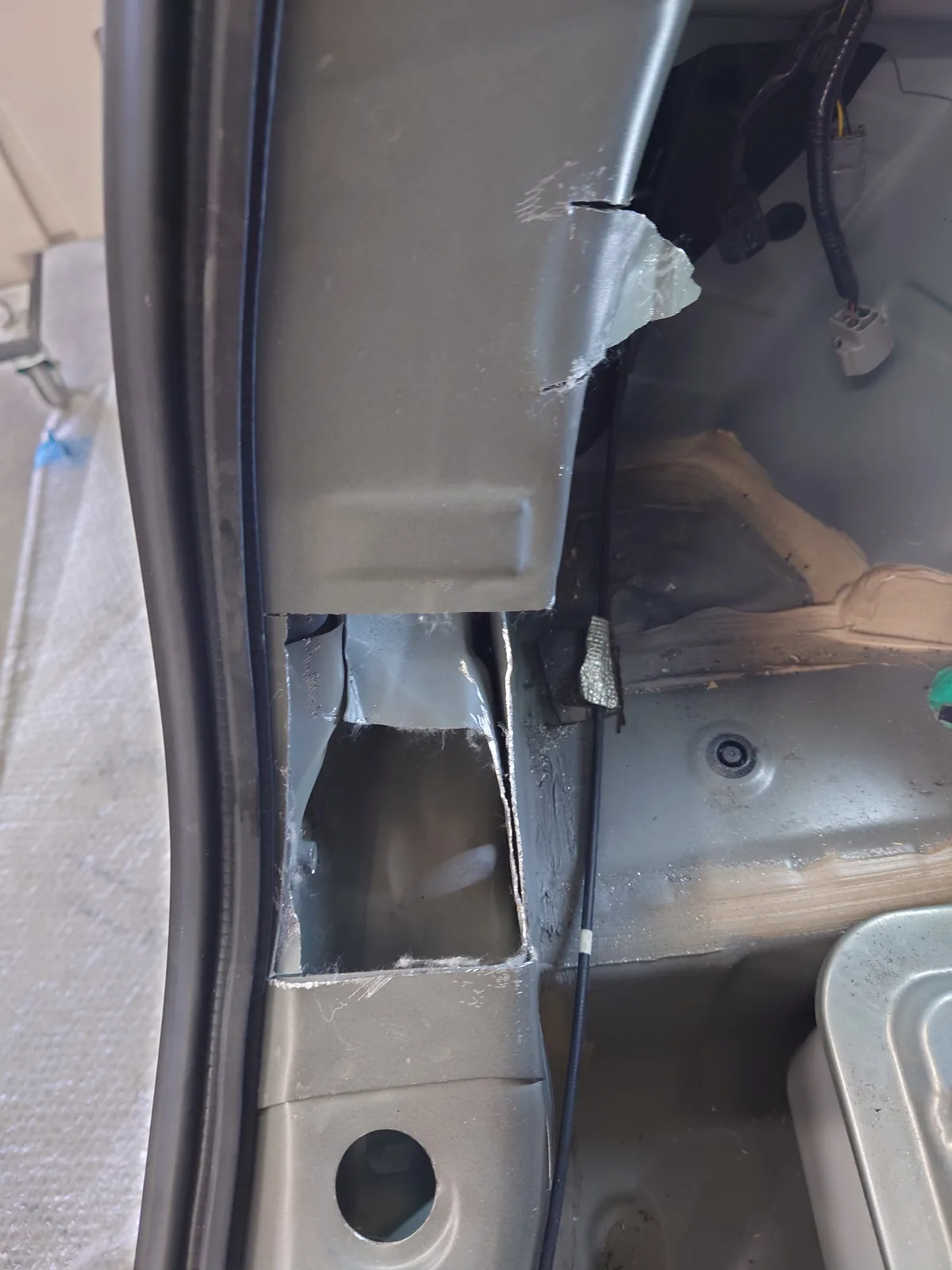 ホンダフィットリヤエンドパネル切開修理。必要な範囲だけを切開した状態
