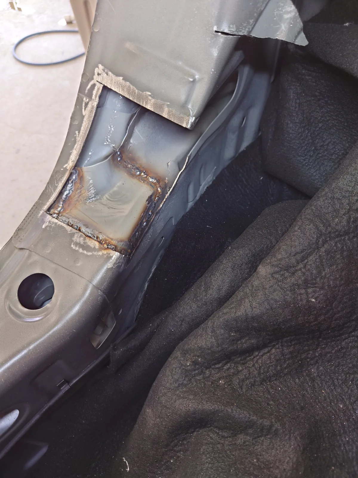 ホンダフィット事故修理切開板金。切開した部分を溶接で戻しているところ