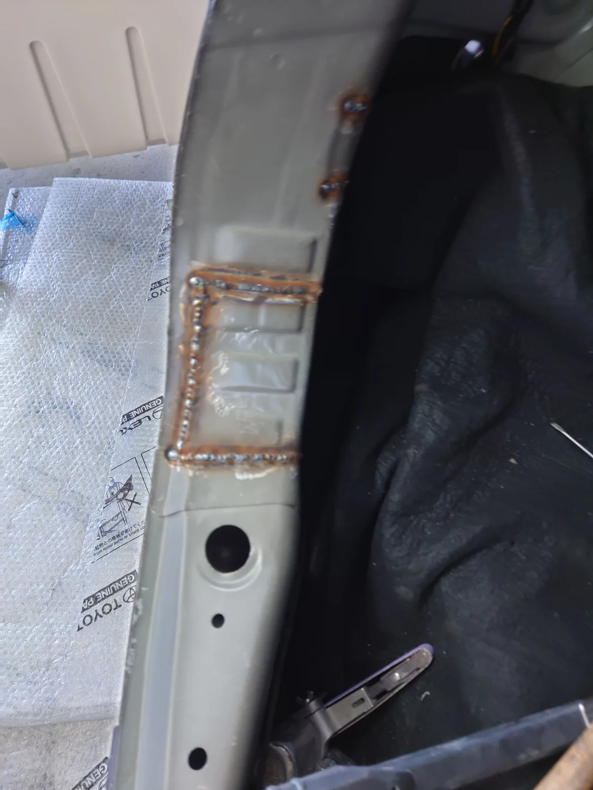 フィットリヤエンドパネル板金職人。溶接のビードが並んだ状態