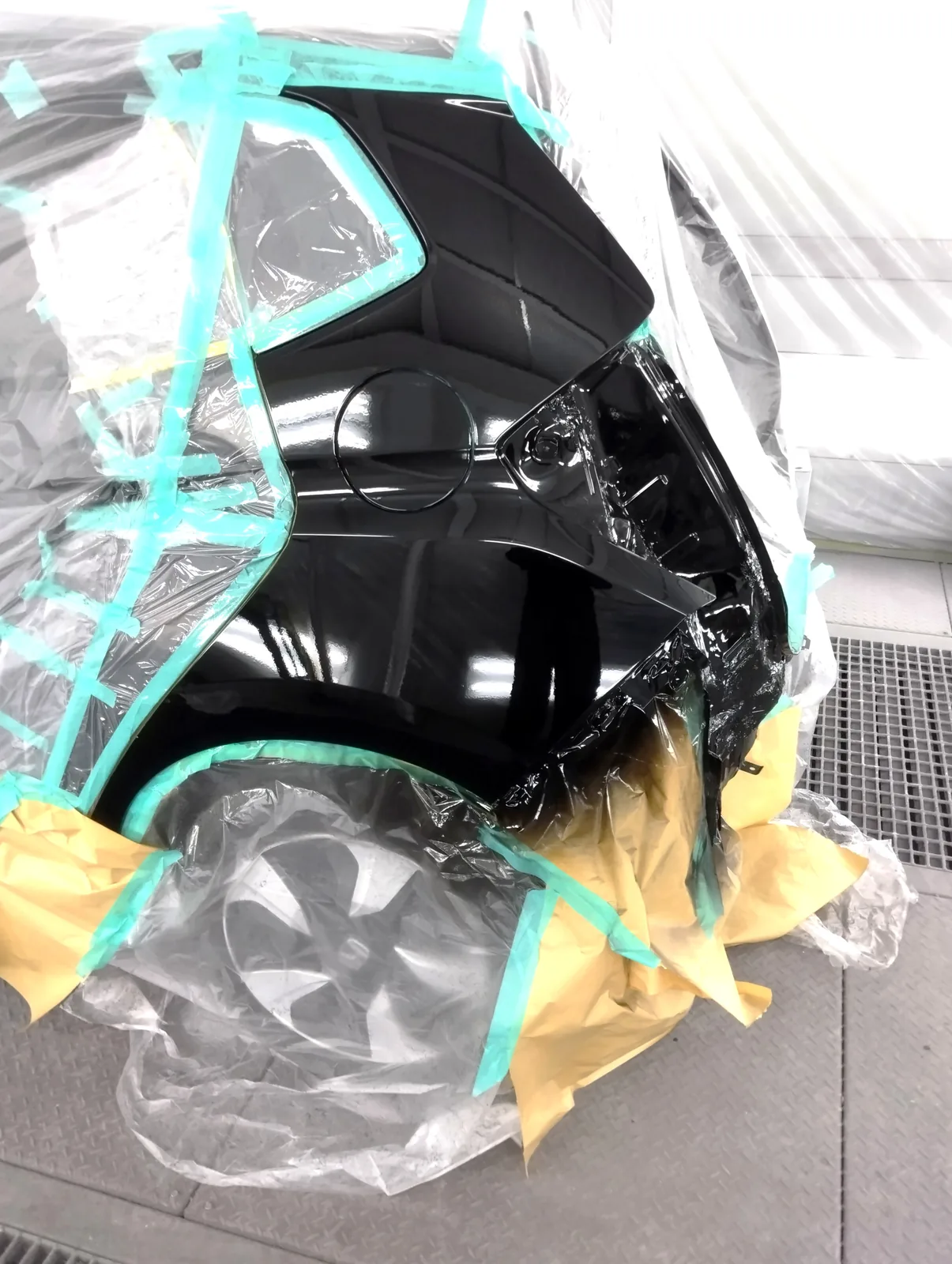 ホンダフィット黒板金塗装職人。塗装を終えた左リヤクォーター