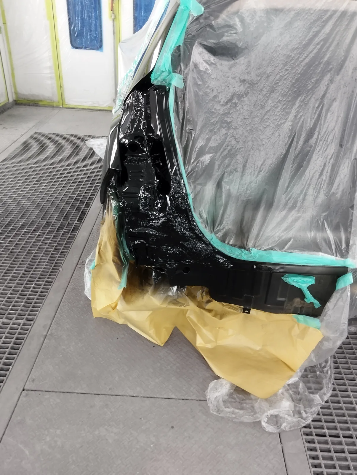 横浜市都筑区フィット塗装。塗装後の左リヤ周りを別角度から確認