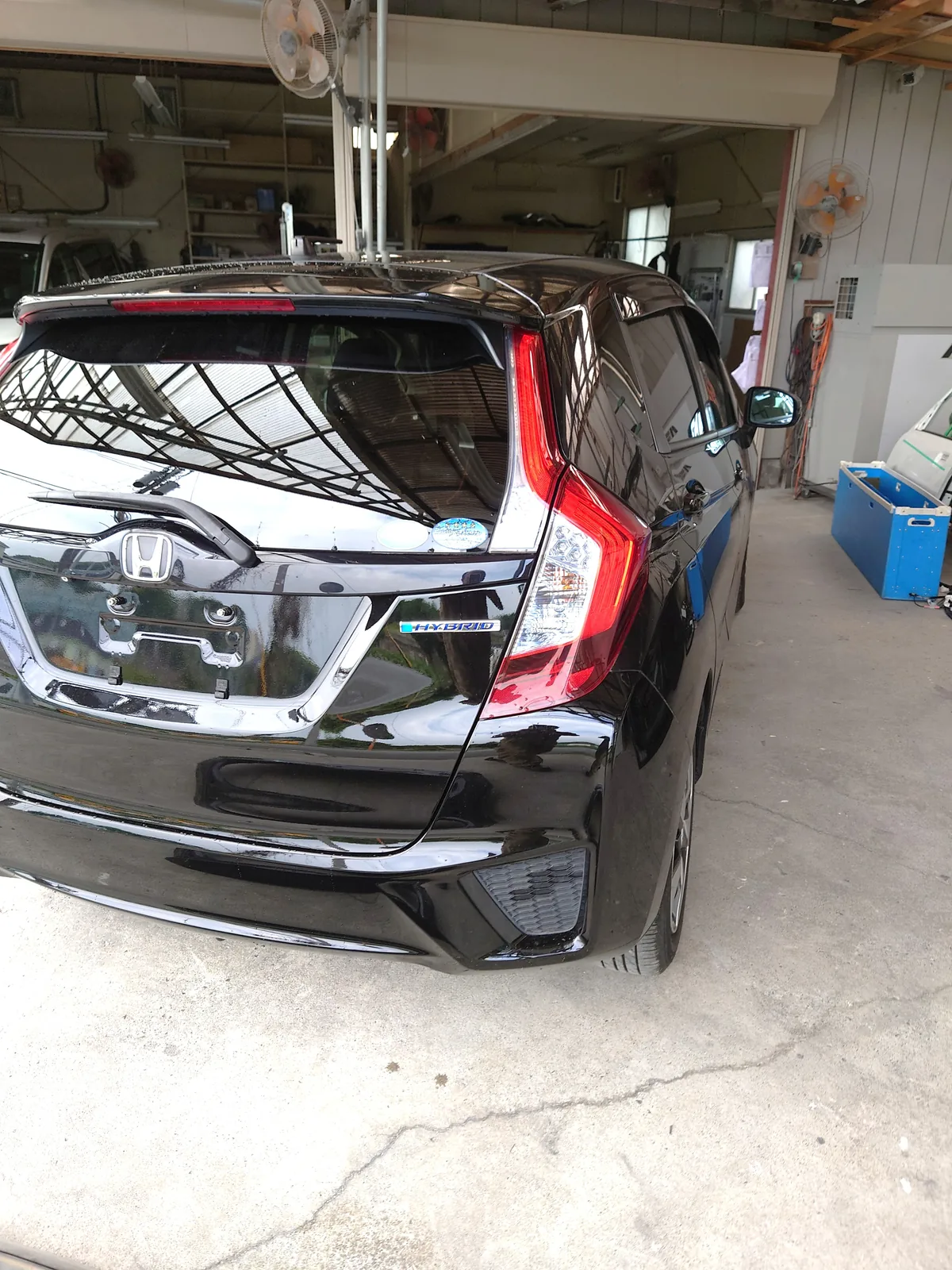完成したホンダフィット(ハイブリッド)の左後方。バックドアと車体のつながりを確認した状態