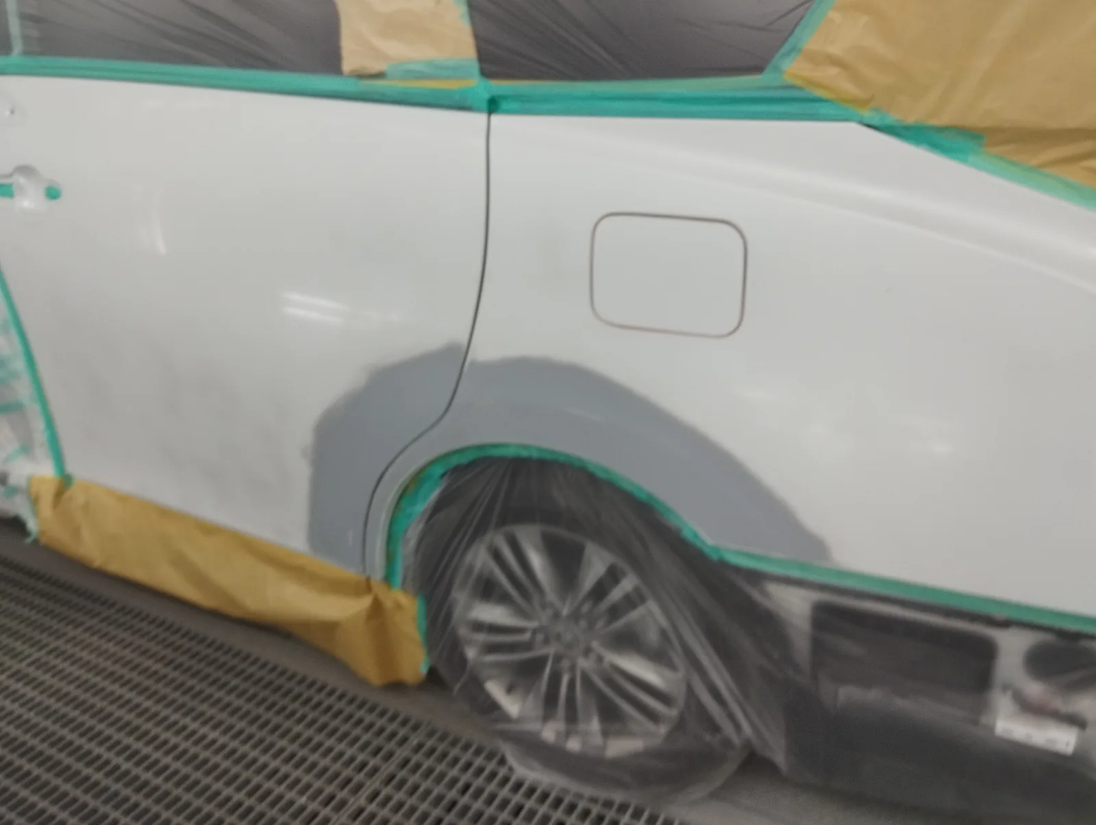 塗装ブース内の40系アルファード。車体側の養生を終えた状態