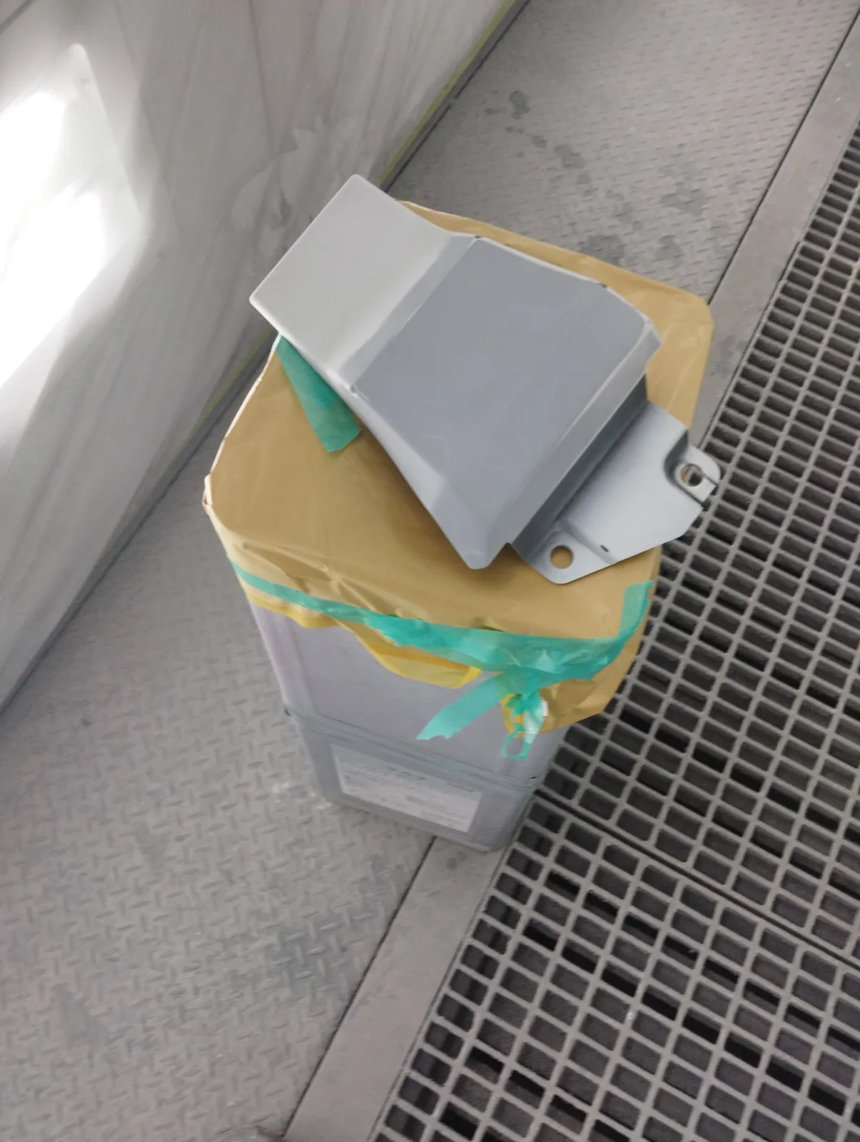 車体から取り外したモデリスタのエアロパーツ。下地をつくった状態で塗装ブースに並べている