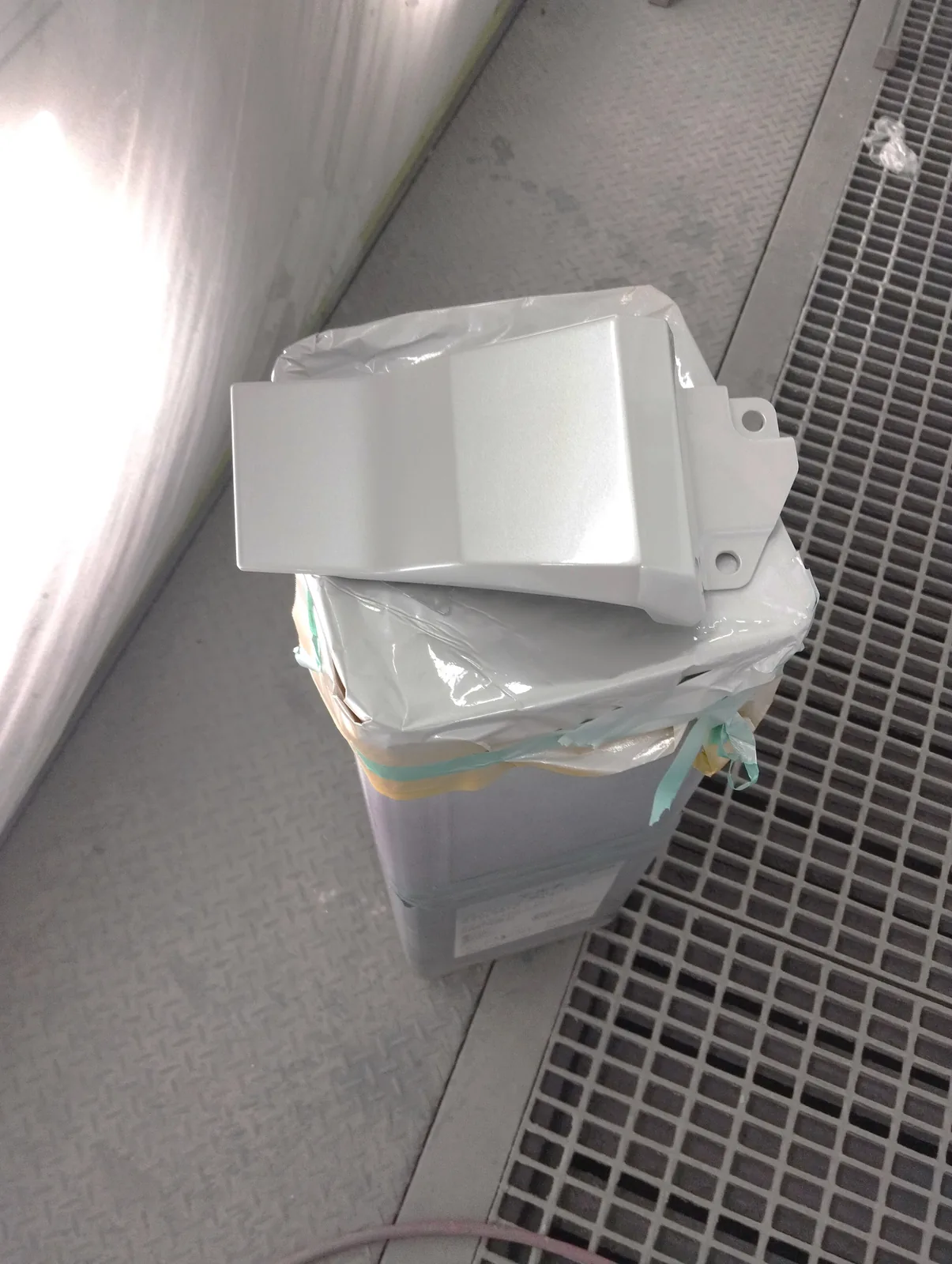 塗装を終えたモデリスタのエアロパーツ。単体で089に塗り上げた状態