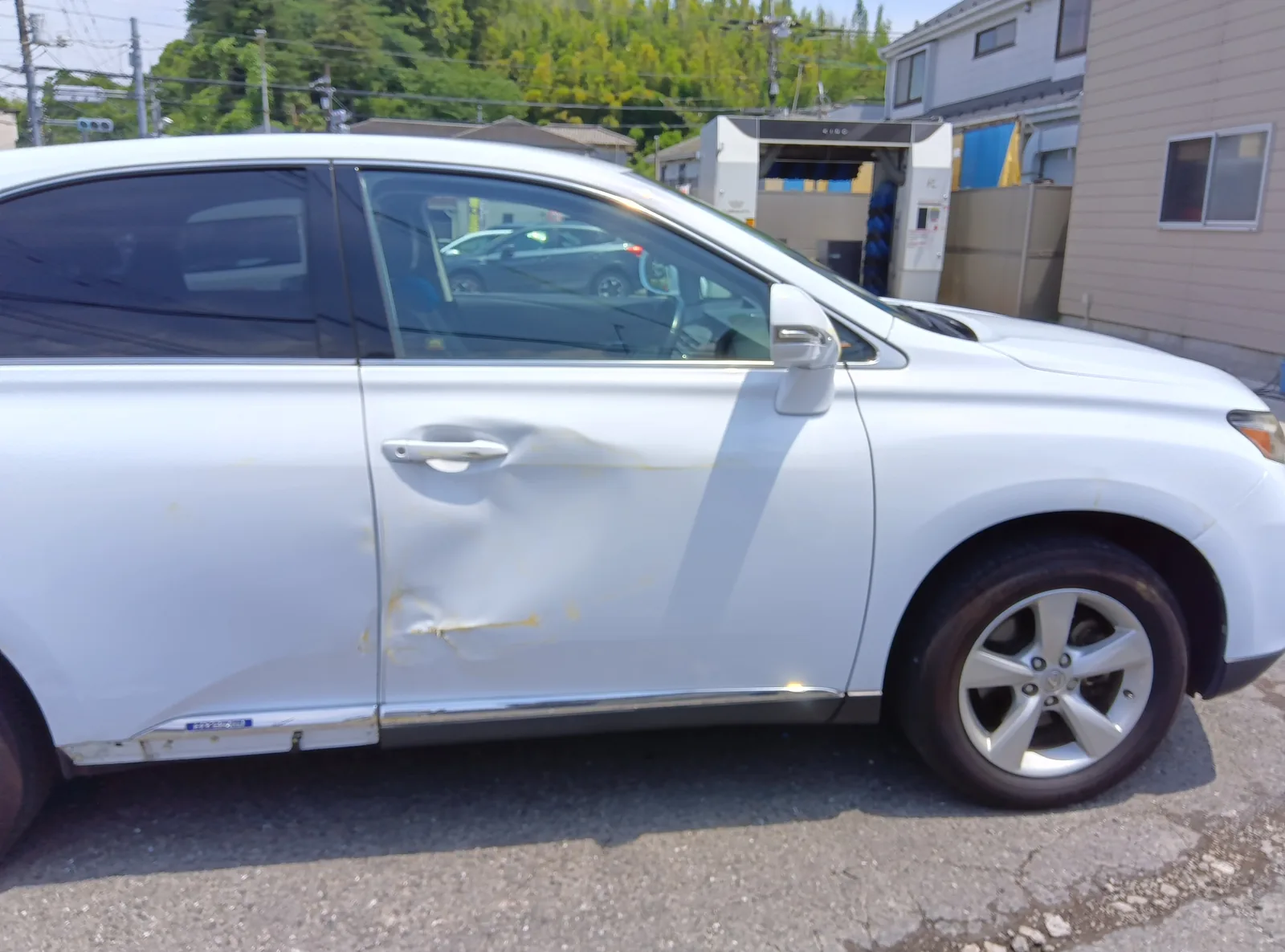 レクサスRX450h 右側面全体の事故損傷。フロントドアからリヤドアにかけて損傷が及んでいる