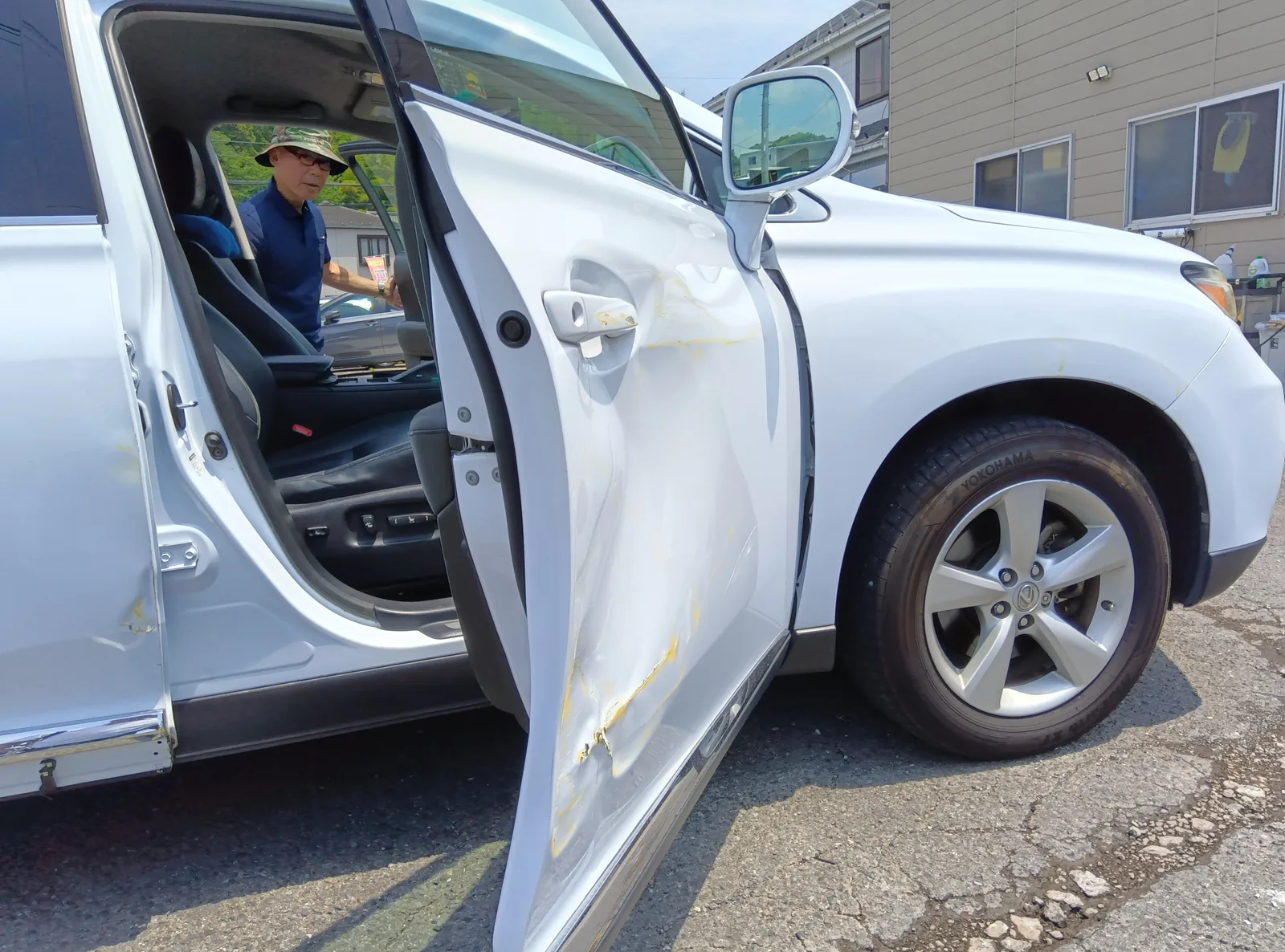 レクサスRX 右フロントドアを開けて内側とセンターピラーまわりの状態を確認