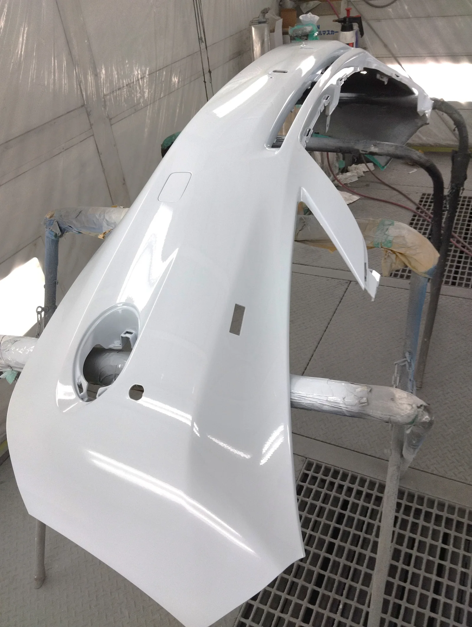 塗装後の新品右フロントドア。単体で仕上げてから車体へ組み付ける