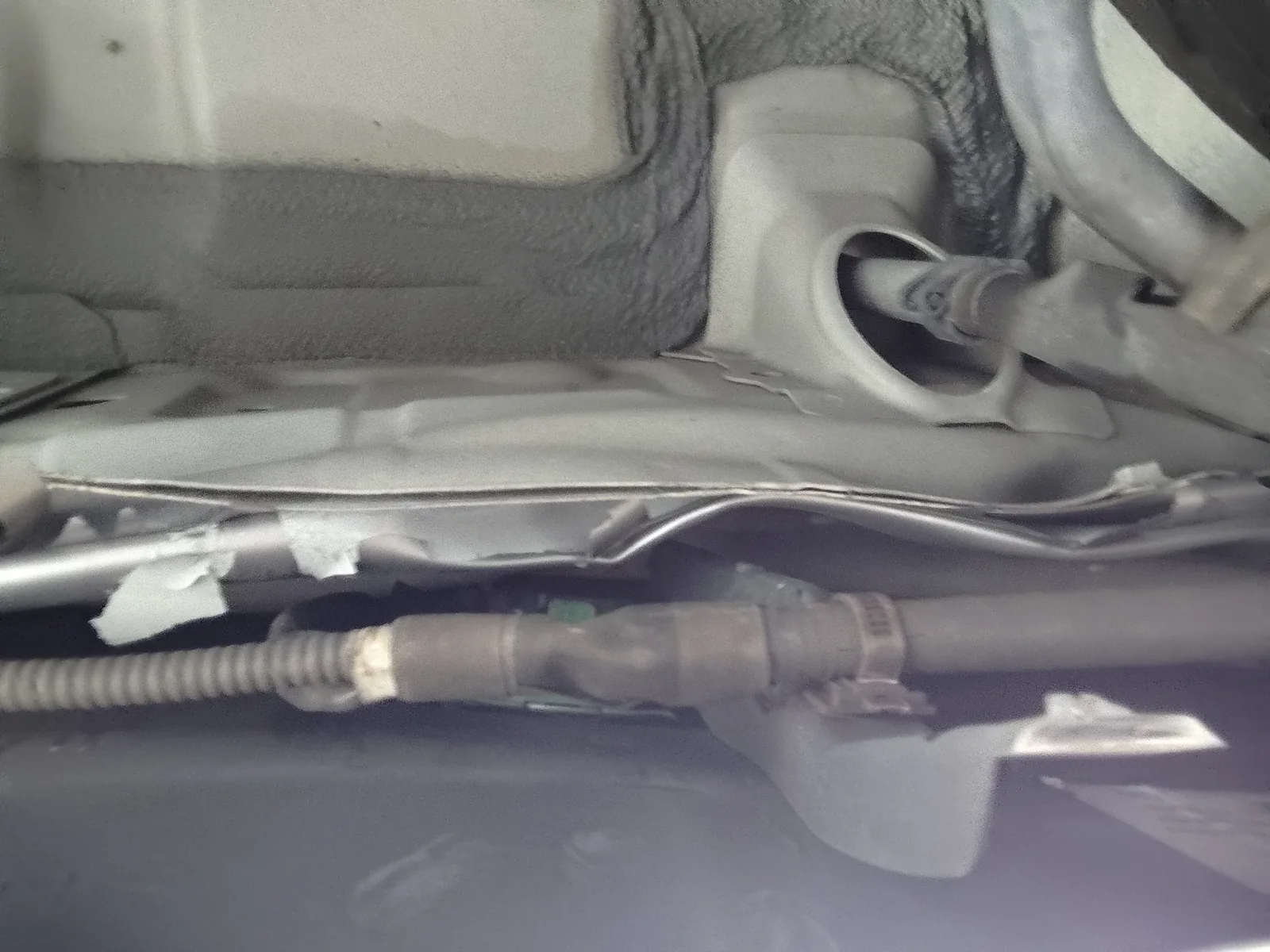 ハイエースの床下側まで確認。後方からの衝撃が車体内部へ伝わっている