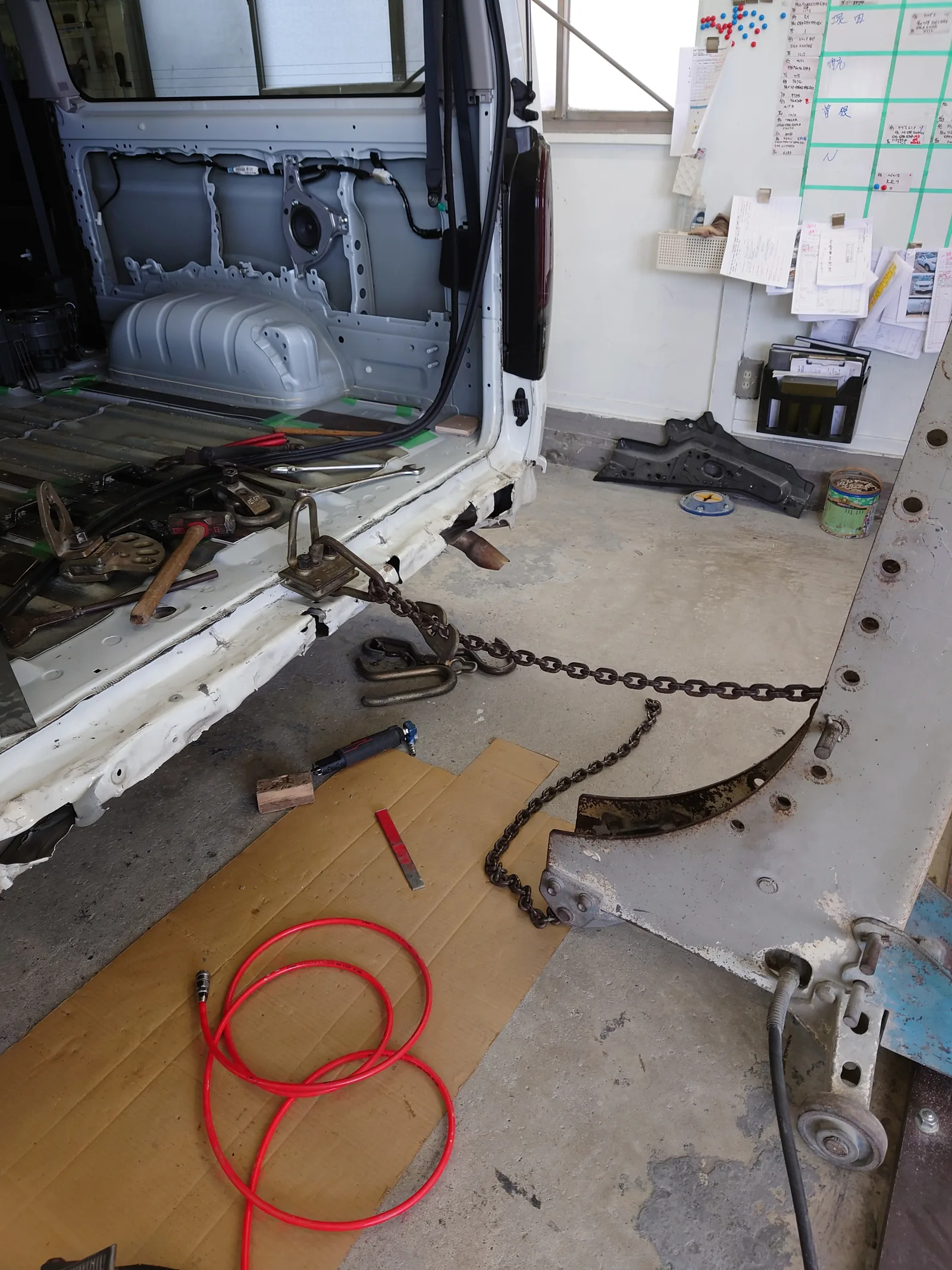 ハイエース後部の引き作業。車体側の形状を戻してからパネルを合わせる