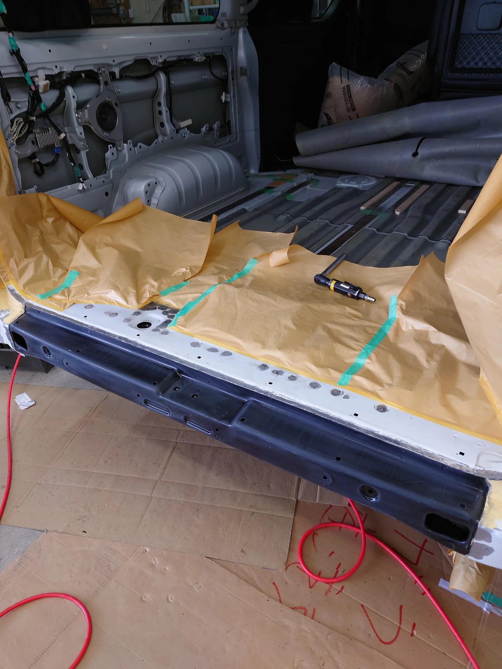 新しいリヤエンドパネルを車体側へ合わせて位置を確認する