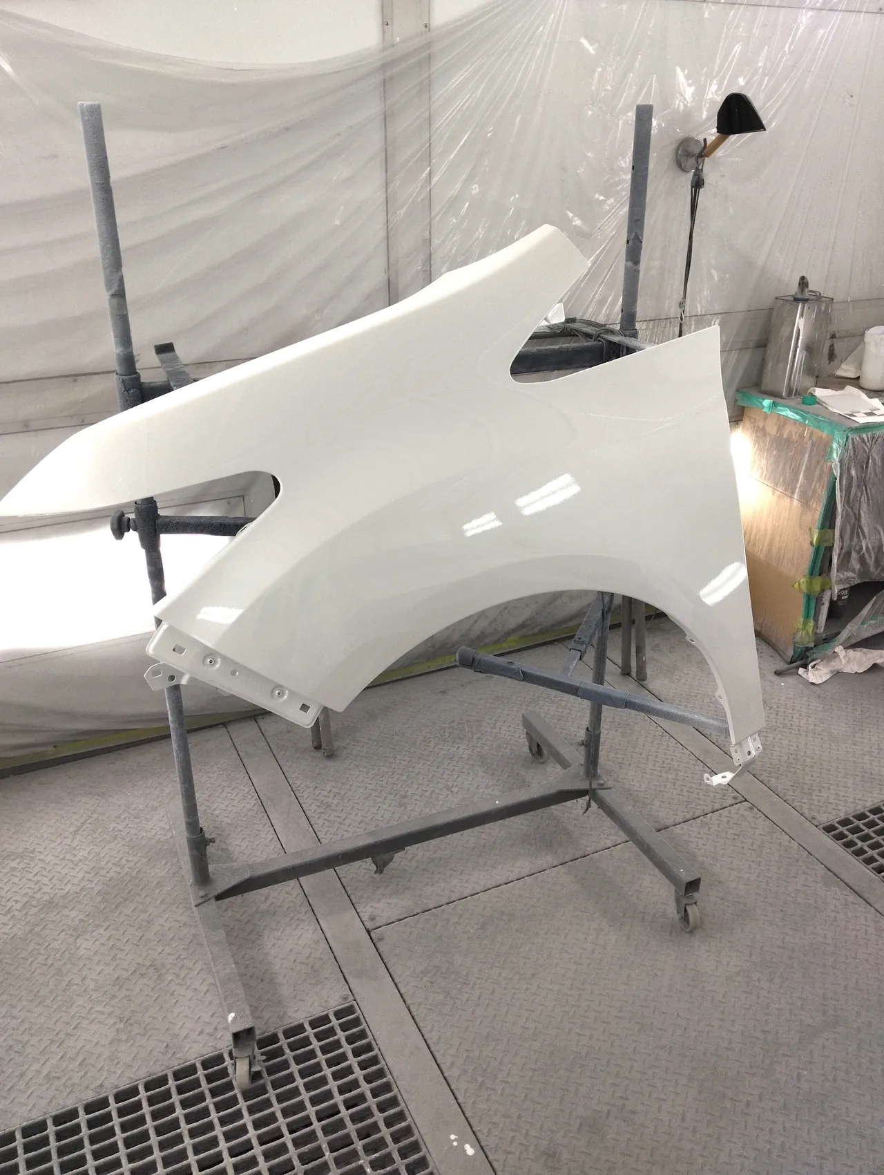 NH883Pプラチナホワイト・パールで塗装を終えたオデッセイの左フロントフェンダー