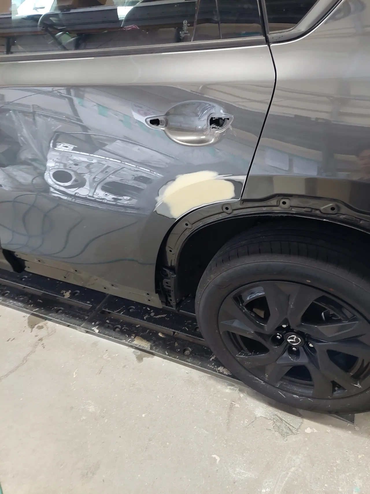 CX-5 パテを研いで面をつなげる。ドアハンドルは取り外し