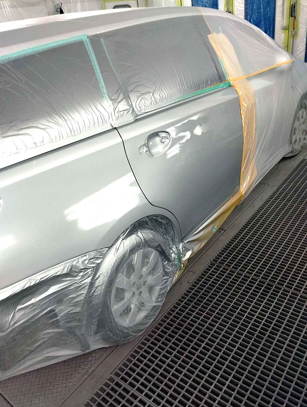 1F7シルバーで塗装を終えたウィッシュの右リヤクォーターと右リヤドア