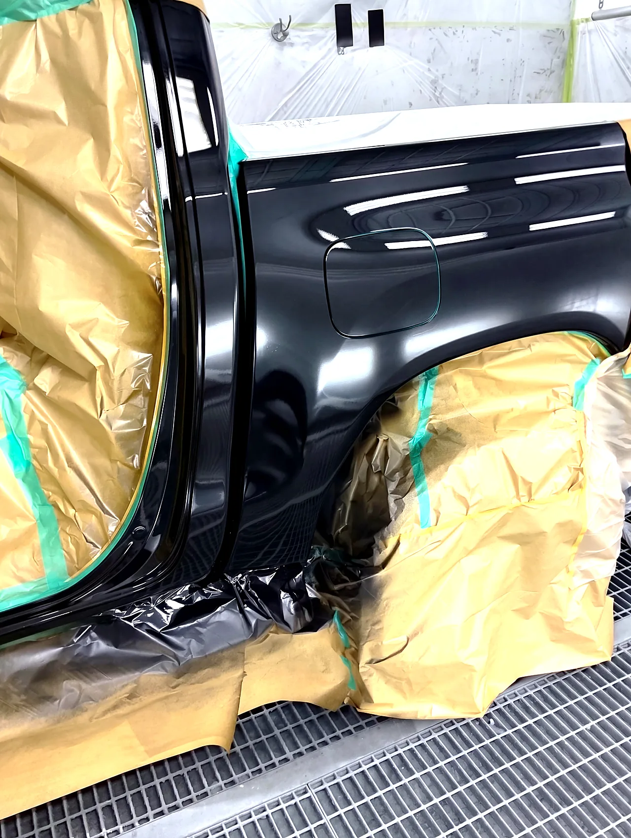 218アティチュードブラックマイカで塗装を終えたハイラックスの荷台左側面とキャブの後ろの角