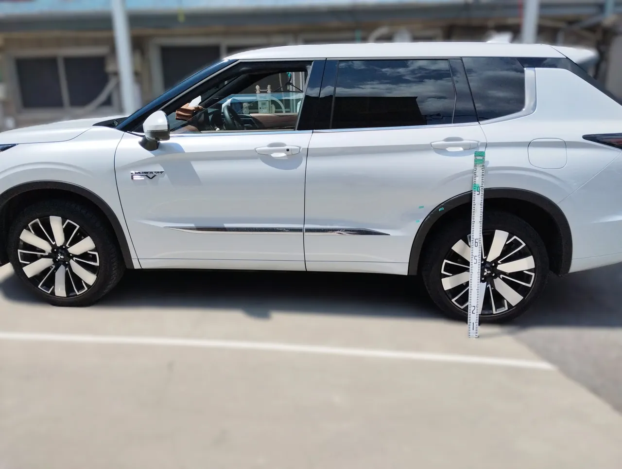 アウトランダーPHEV 左リヤのへこみを引き出し板金｜横浜市都筑区 ケービーエス