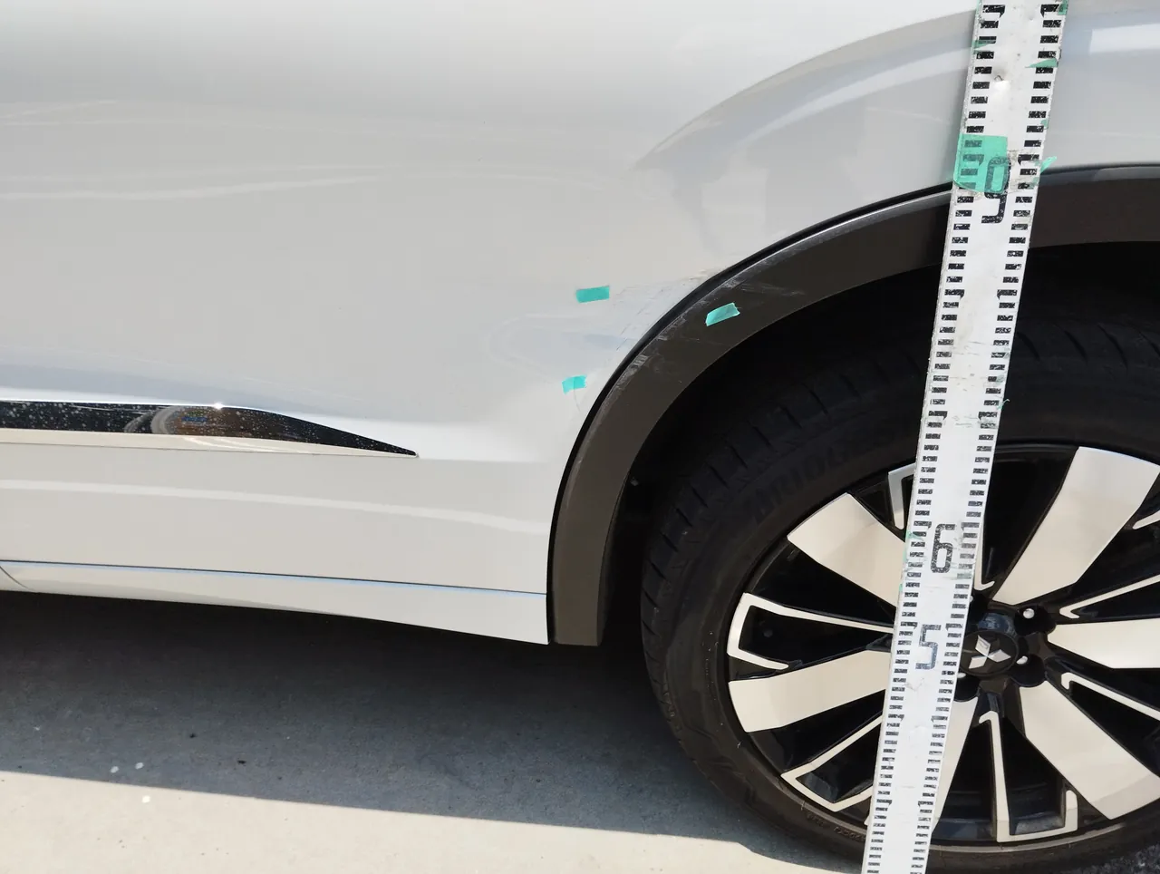 アウトランダーPHEV 左リヤのタイヤまわりのへこみと擦り傷