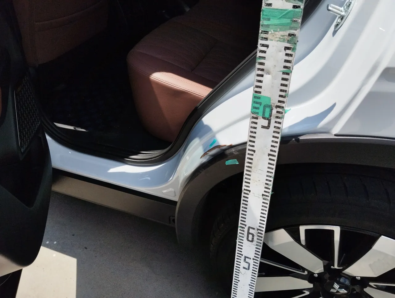 アウトランダーPHEV リヤドアを開けた内側。クォーターとホイルハウスモールの傷