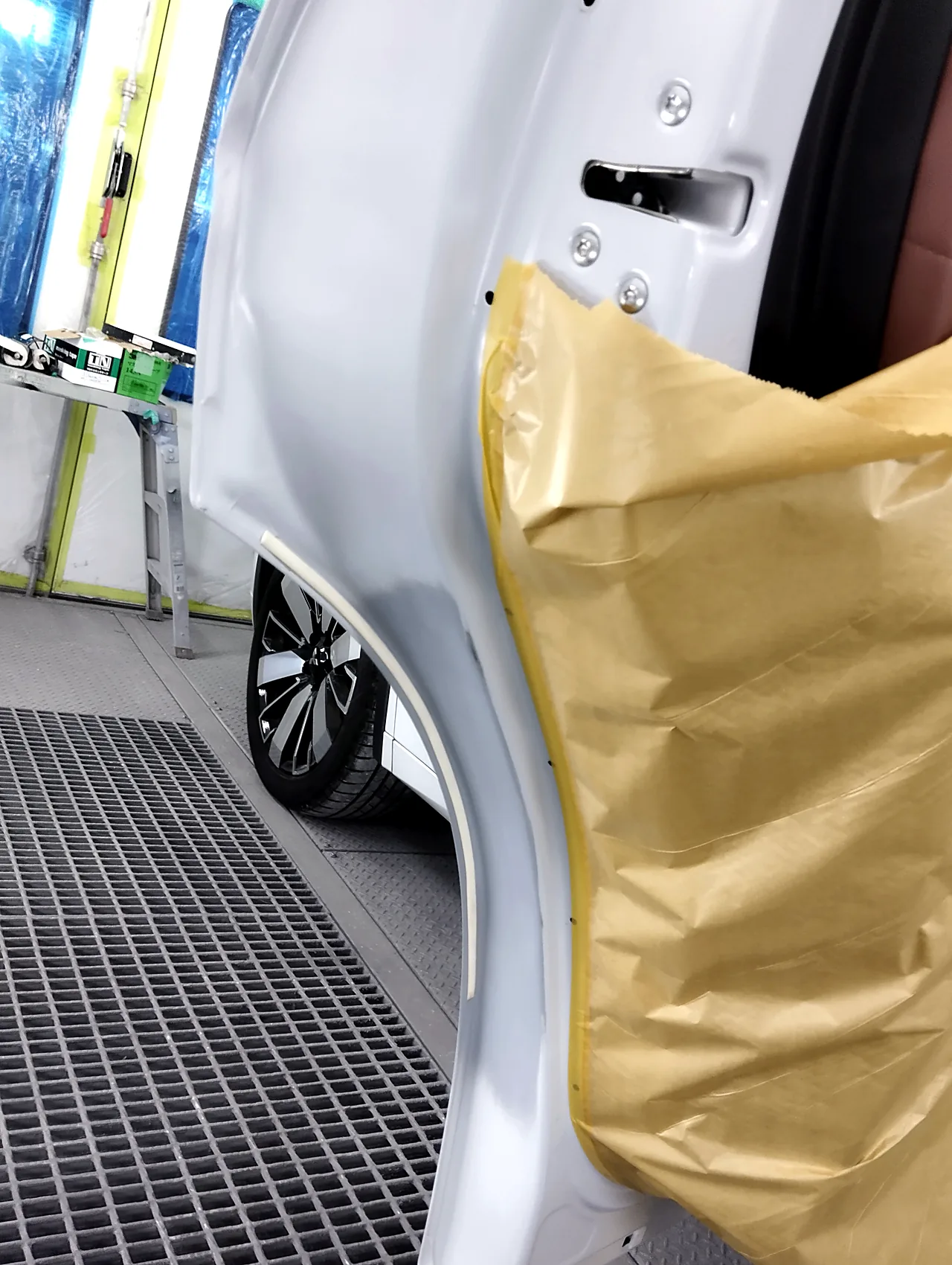 アウトランダーPHEV 塗装ブースで、ドアを開けた側の開口部まわりをマスキング