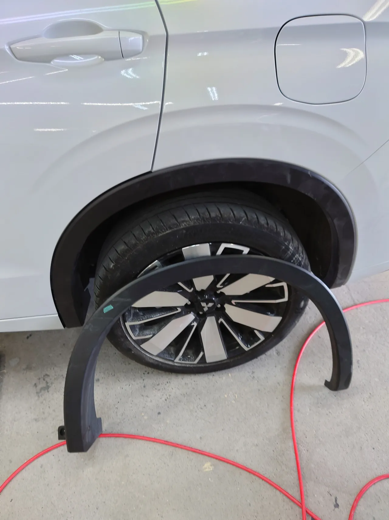 アウトランダーPHEV 新しいホイルハウスモールを取り付け。床にあるのは外した元のモール