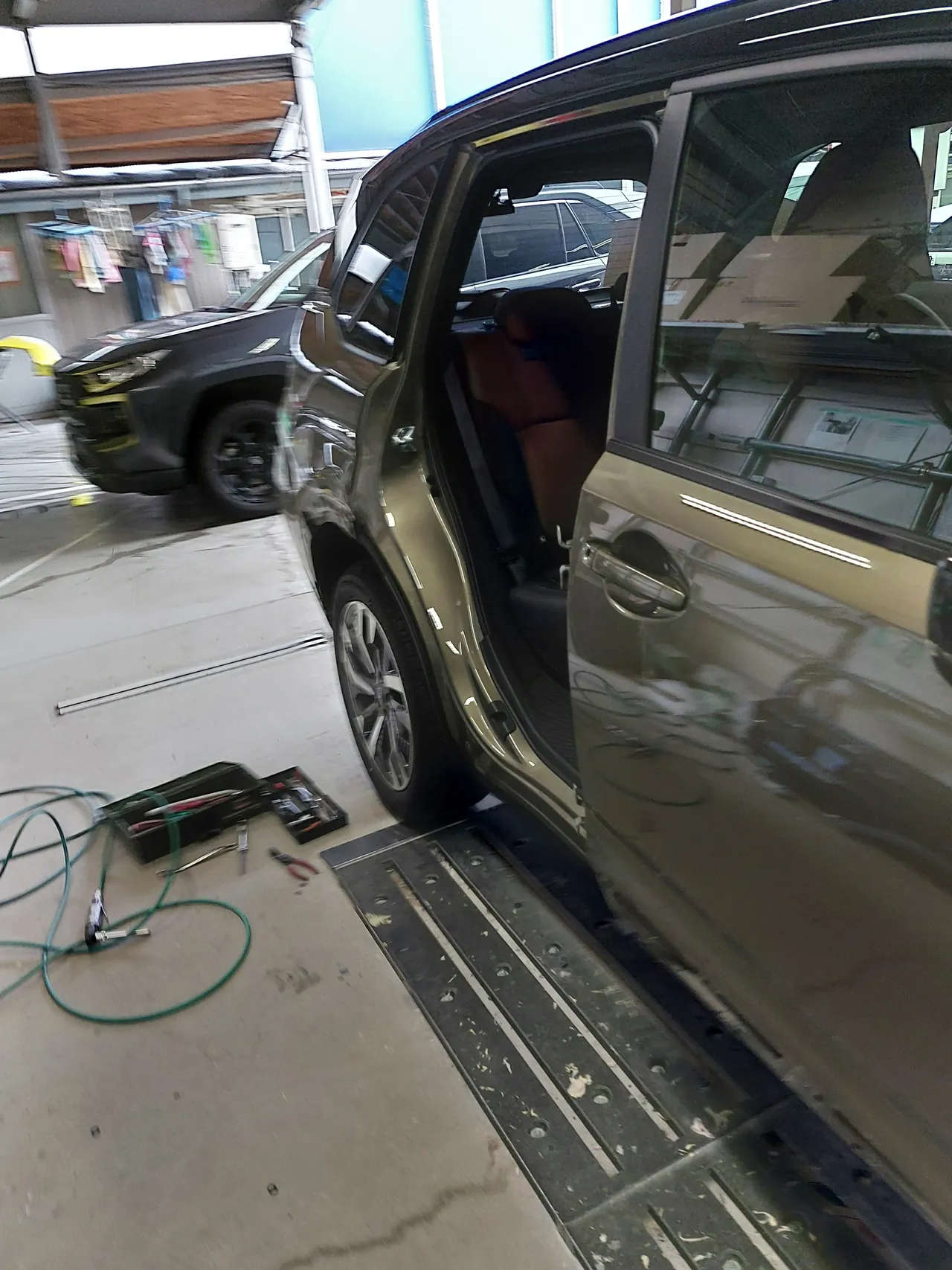 新型フォレスター へこんだ右リヤドアを車体から取り外した状態