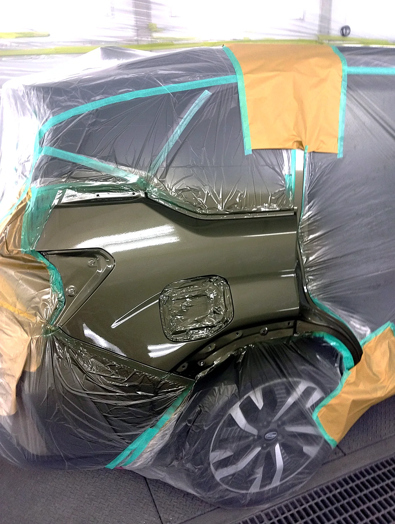 カラー番号2P2で塗装を終えた、新型フォレスターの右リヤクォーター