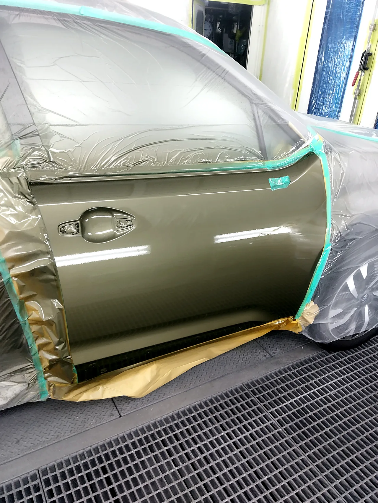 ぼかし塗装を終えた新型フォレスターの右フロントドア