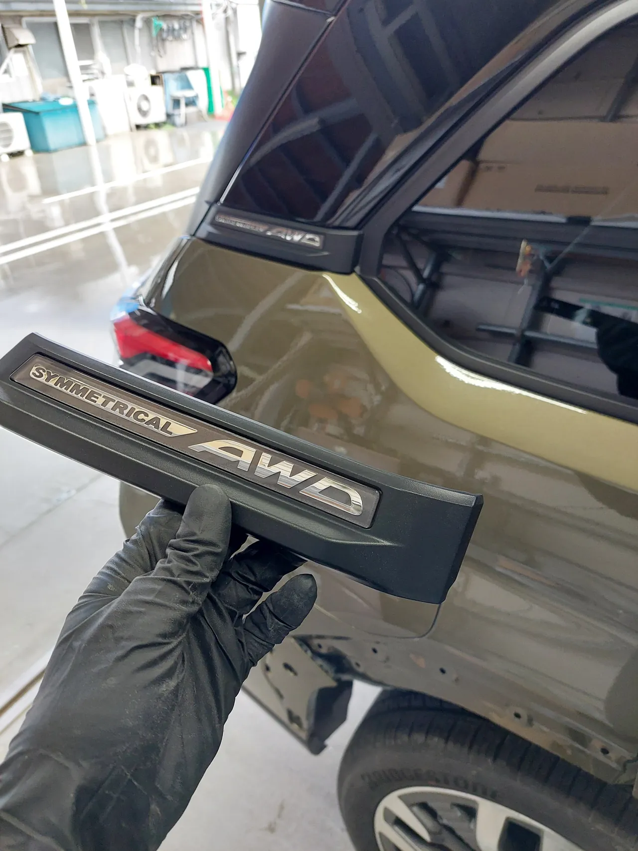 新型フォレスター 右リヤクォーターのガーニッシュ（SYMMETRICAL AWD）。車体に取り付けた部品と、手に持った部品