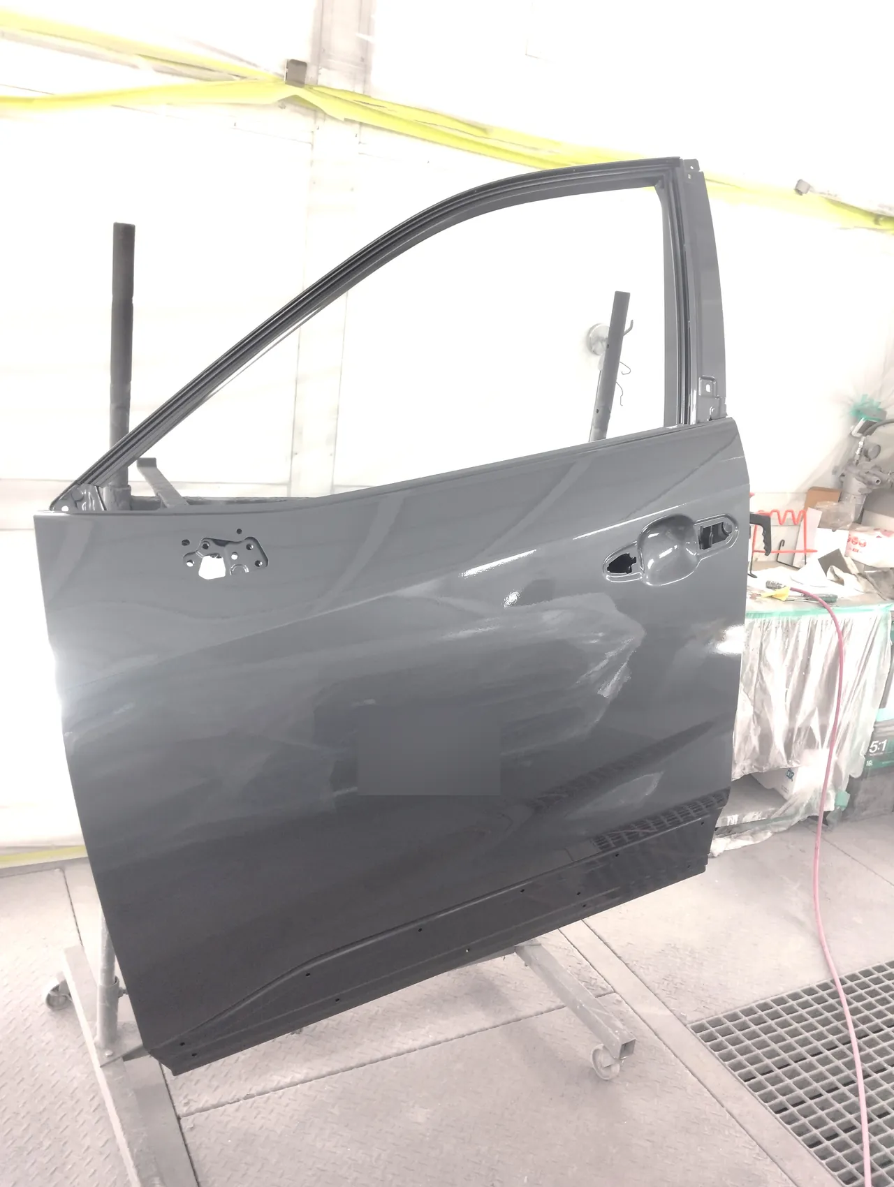 スタンドの上で1G3グレーメタリックに塗り上げた、RAV4の新しい左フロントドア