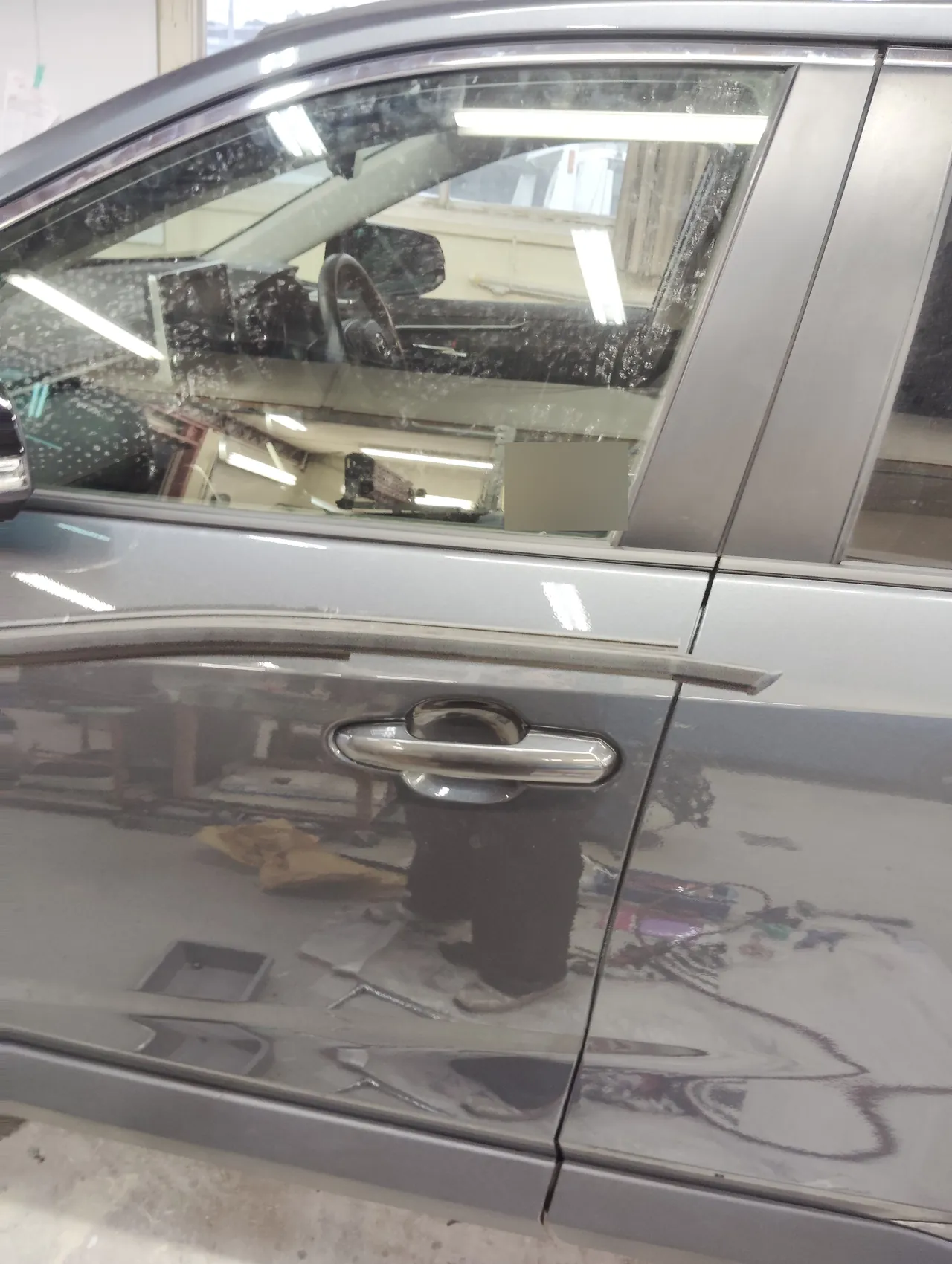 トヨタ RAV4 新しい左フロントドアの窓の下に、ベルトモールを取り付けている途中