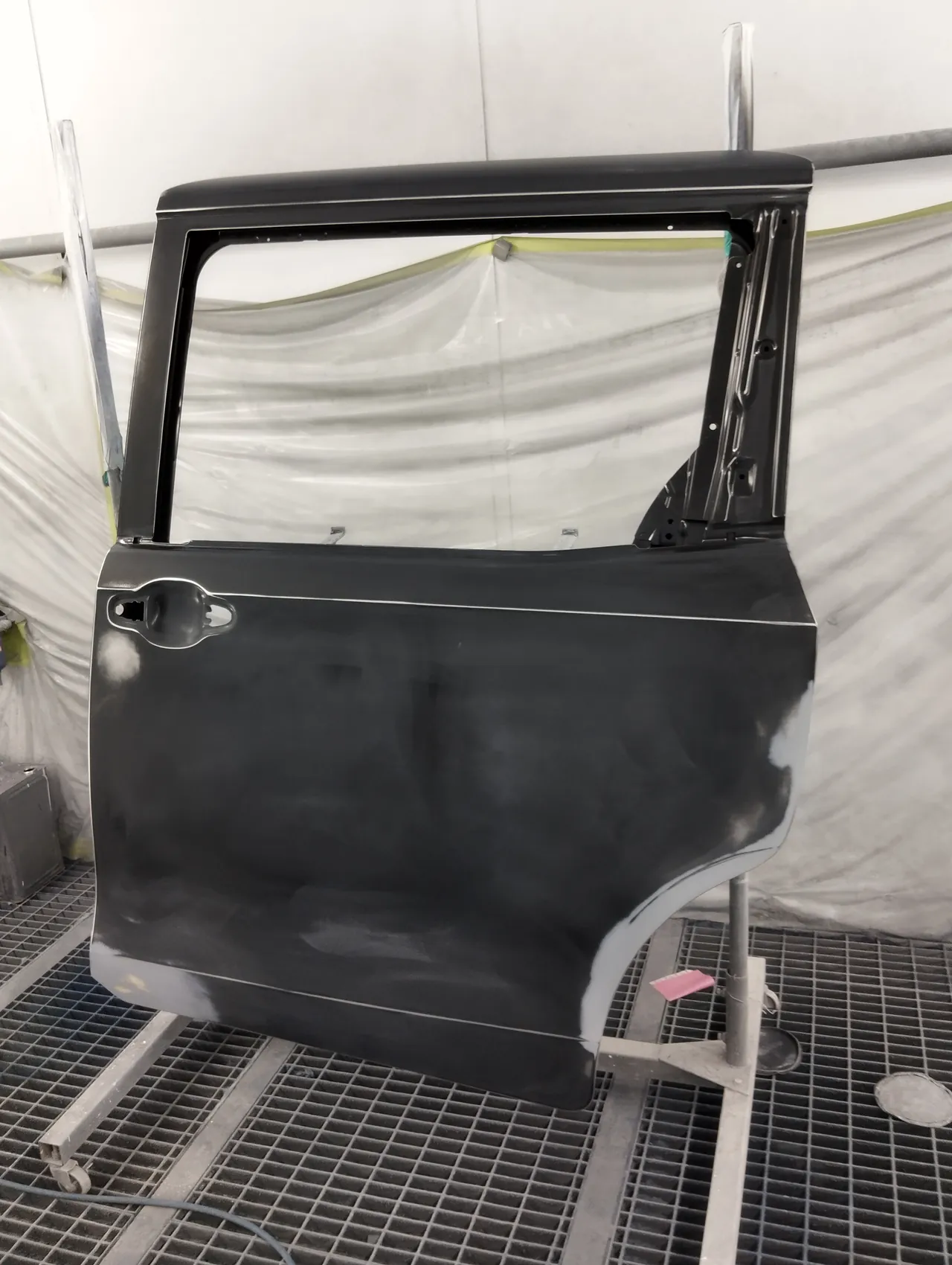 車体の白に塗る前の、エスクァイアの新しい左スライドドア(ブースのスタンドの上)