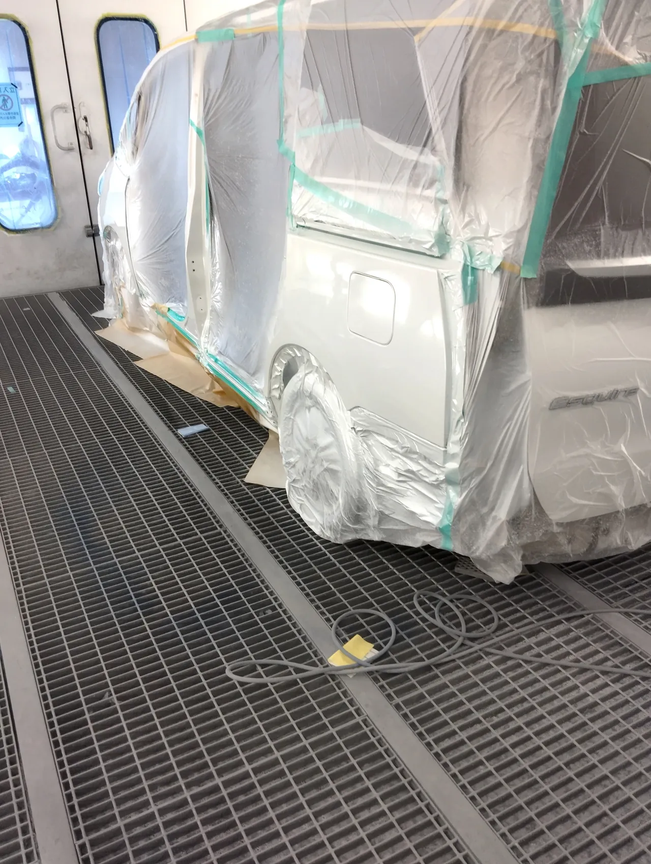 070で塗装を終えた、エスクァイアの車体の左後ろ(リヤクォーター)