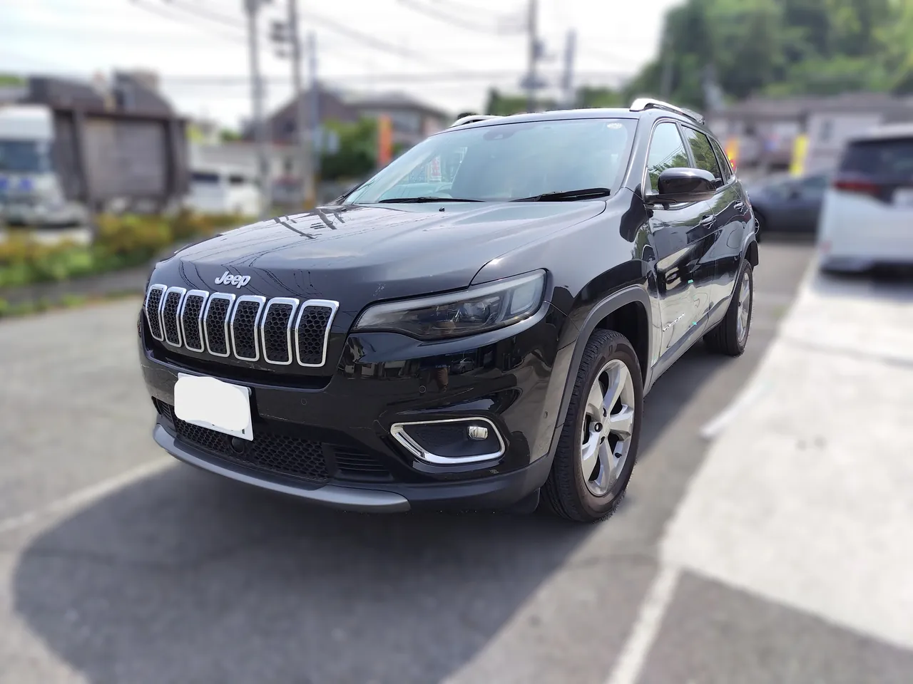 入庫したときの黒いジープ チェロキー リミテッドを左前から。左フロントドアの下に擦り傷とへこみがある