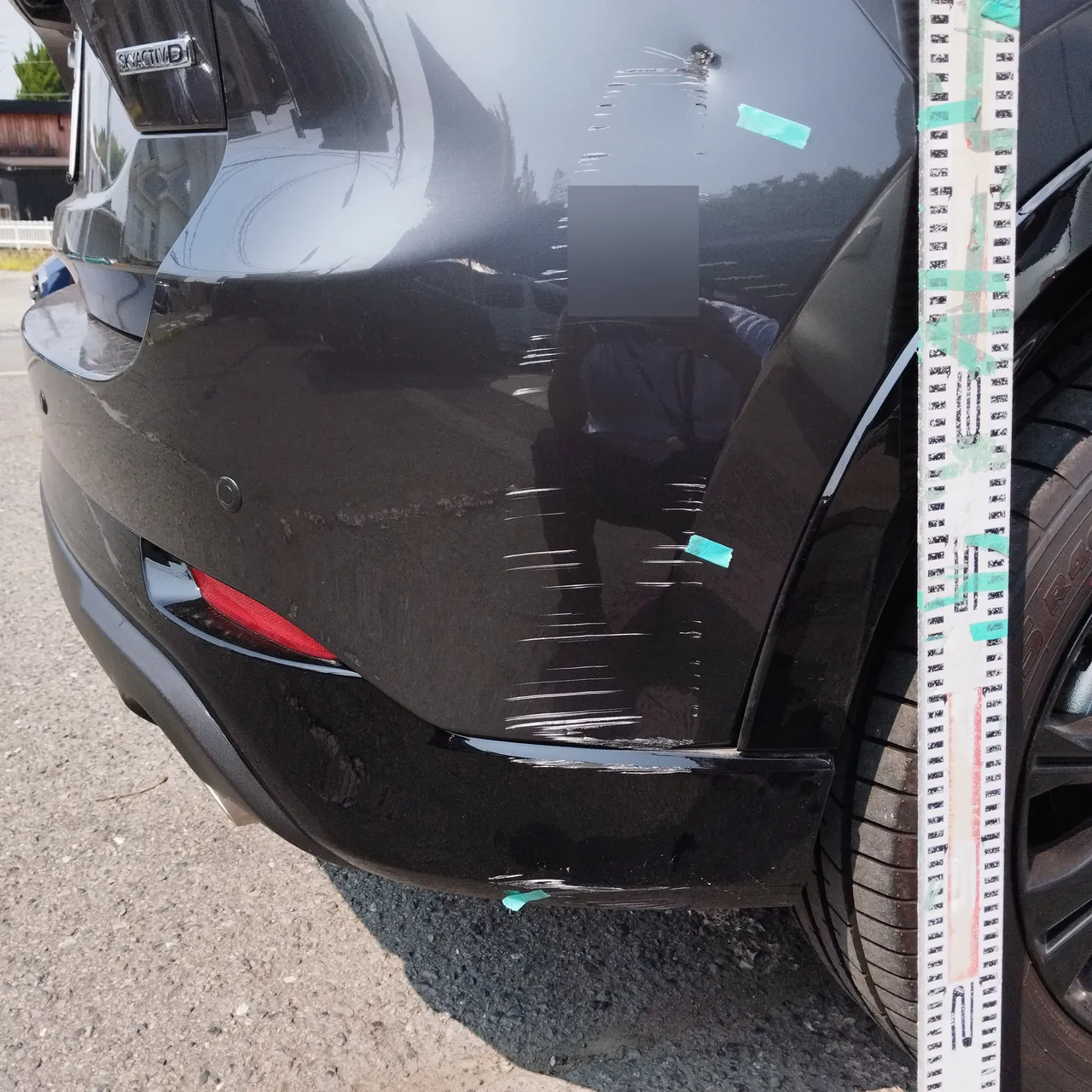 マツダ CX-5 リヤバンパーの右角を近くから。ボディ色の部分と下の黒い部分の擦り傷