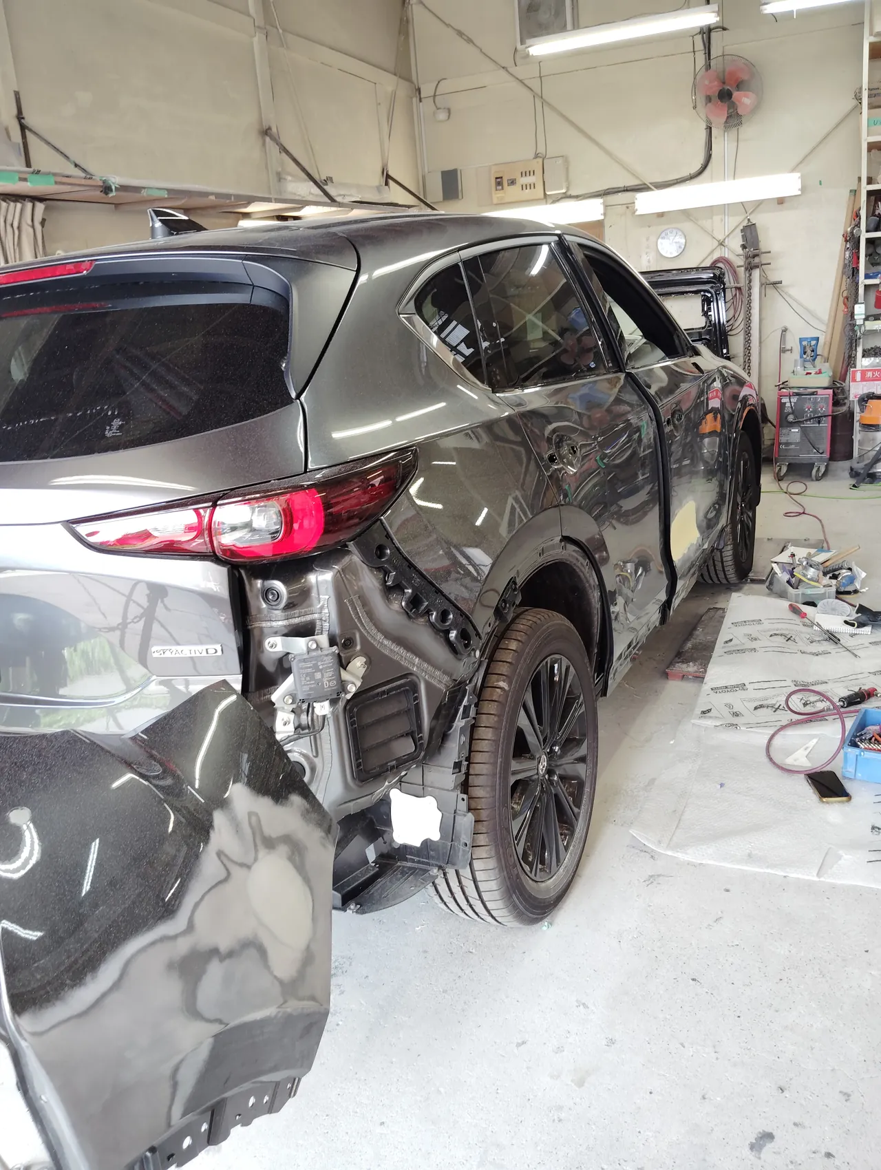 リヤバンパーを外したマツダ CX-5 の右後ろ
