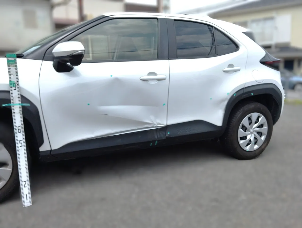 ヤリスクロス 左ドア2枚新品交換とピラー引き出し板金｜横浜市都筑区 ケービーエス