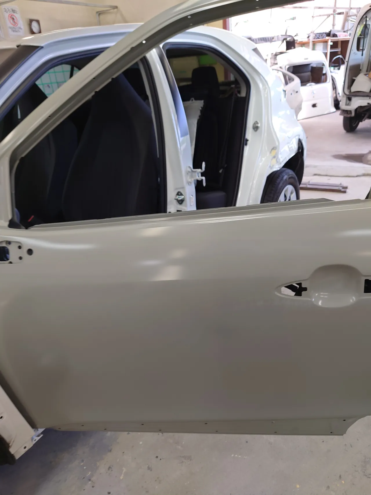 グレーの下塗りのまま車体に取り付けた、ヤリスクロスの新しい左フロントドア