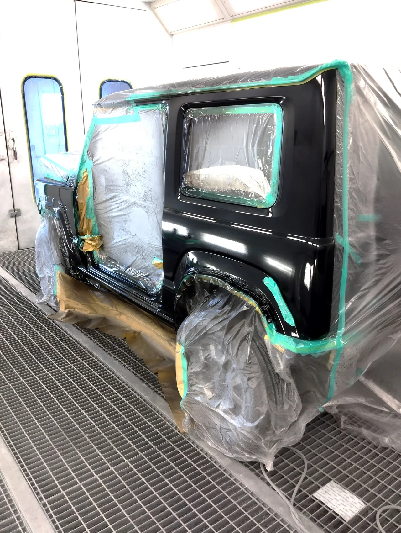 ZJ3 ブルーイッシュブラックパール3で塗り終えたジムニーシエラの左リヤクォーター（塗装ブースの中）