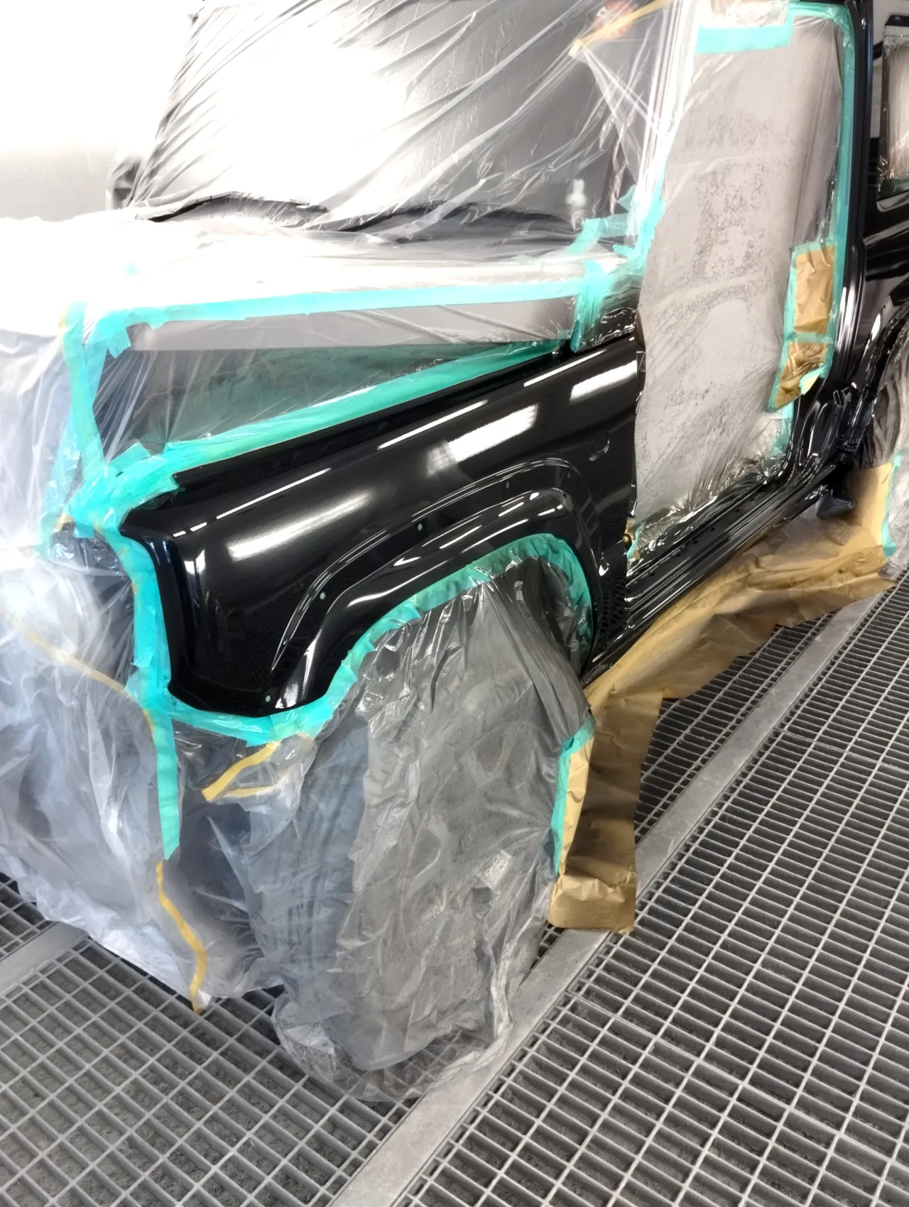 ZJ3で塗り終えたジムニーシエラの左前フェンダーとサイドシル（塗装ブースの中）