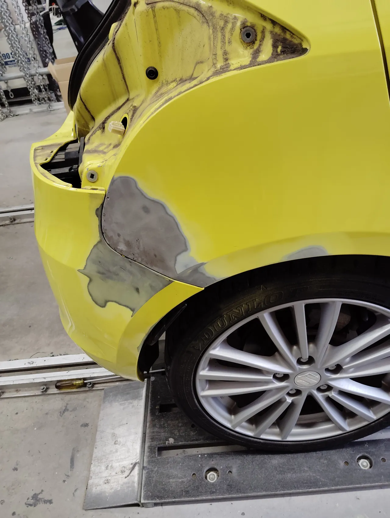 板金のあと、鉄板が出るまで研いだスイフトスポーツの右リヤクォーターと、まわりの段をつけた研ぎ跡。バンパーの角もグレーに研いである