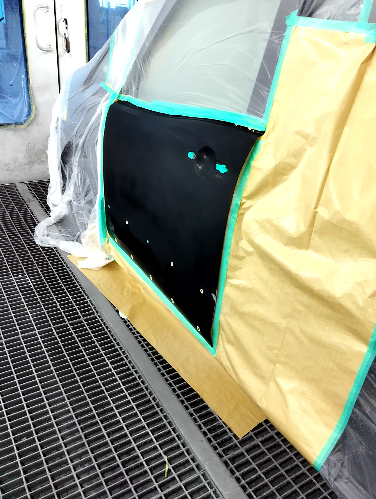 マスキングしたセレナの左フロントドア。外側の取っ手を外した穴を緑のテープでふさぎ、開口部の側は紙で覆う
