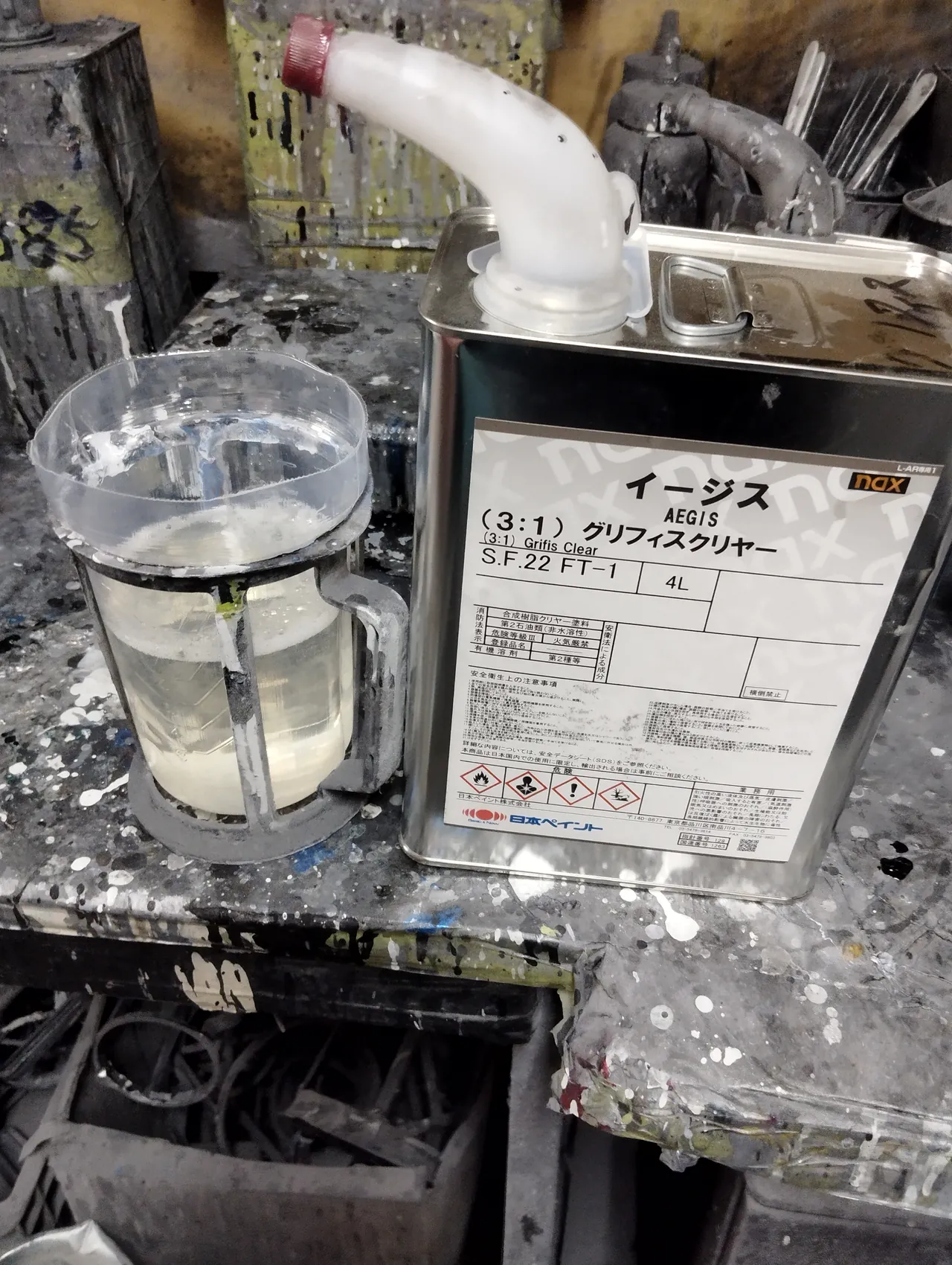セレナの塗装に使った日本ペイント nax イージス（3:1）グリフィスクリヤーの缶と計量カップ
